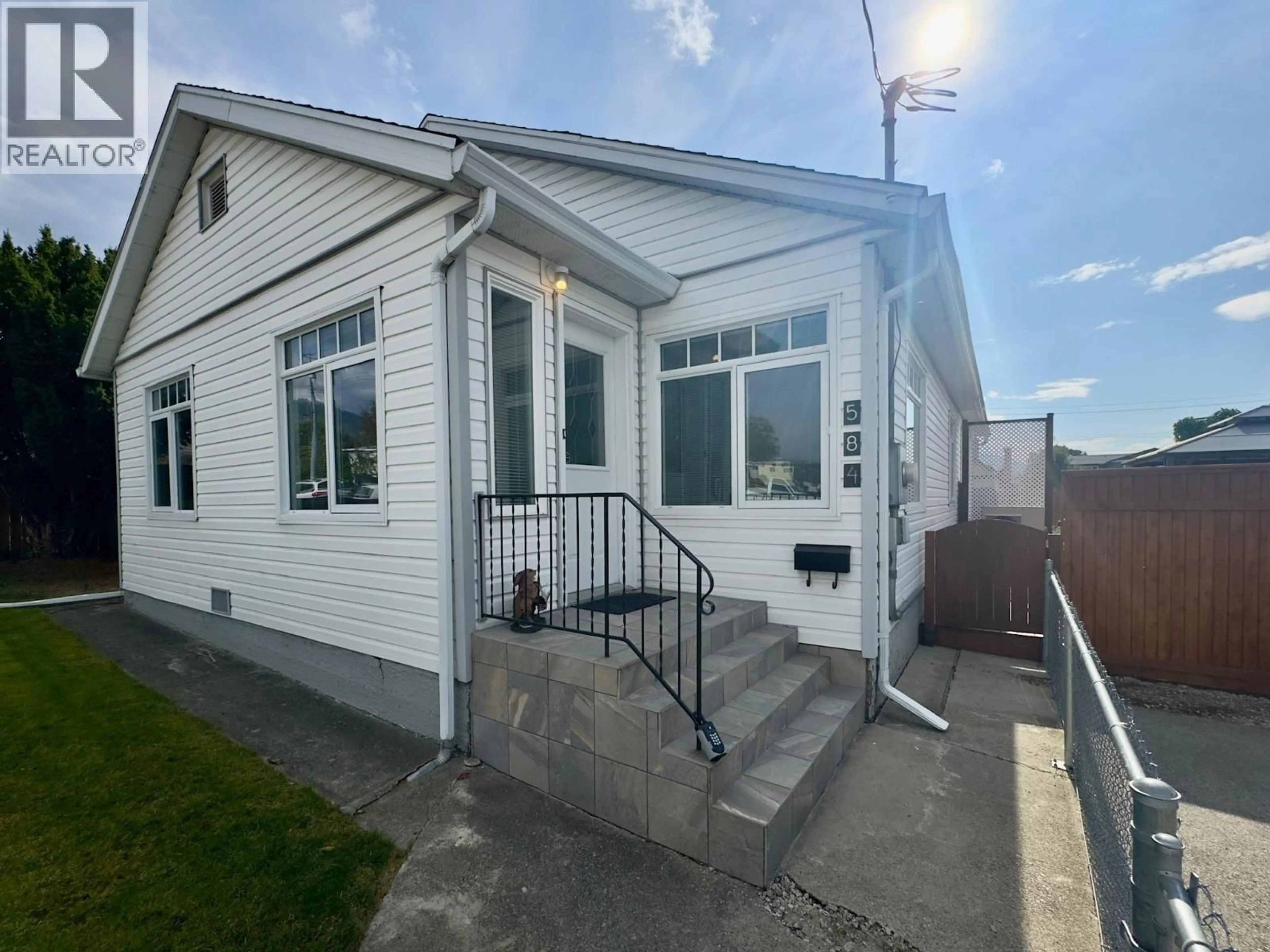 Home with vinyl exterior material, building for 584 EDNA AVENUE, Penticton British Columbia V2A2M2