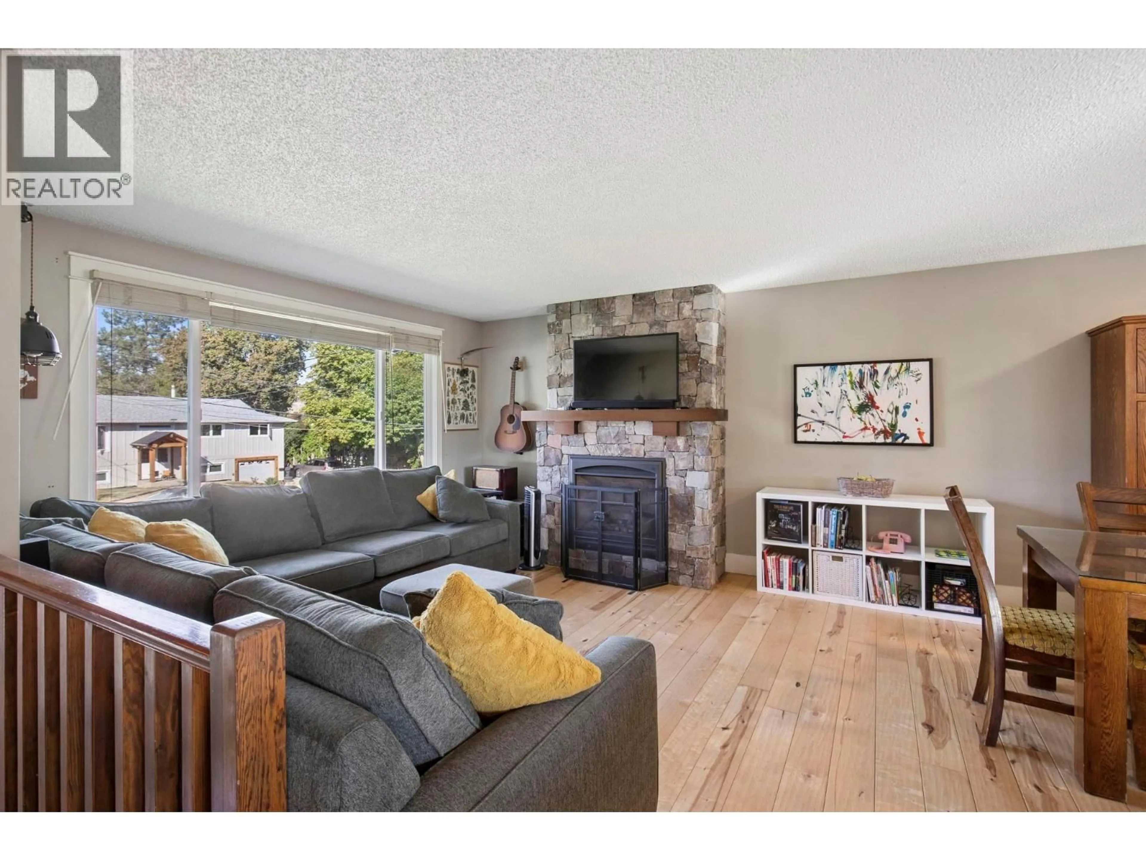 Living room with furniture, wood/laminate floor for 7901 GILES DRIVE, Coldstream British Columbia V1B1G6