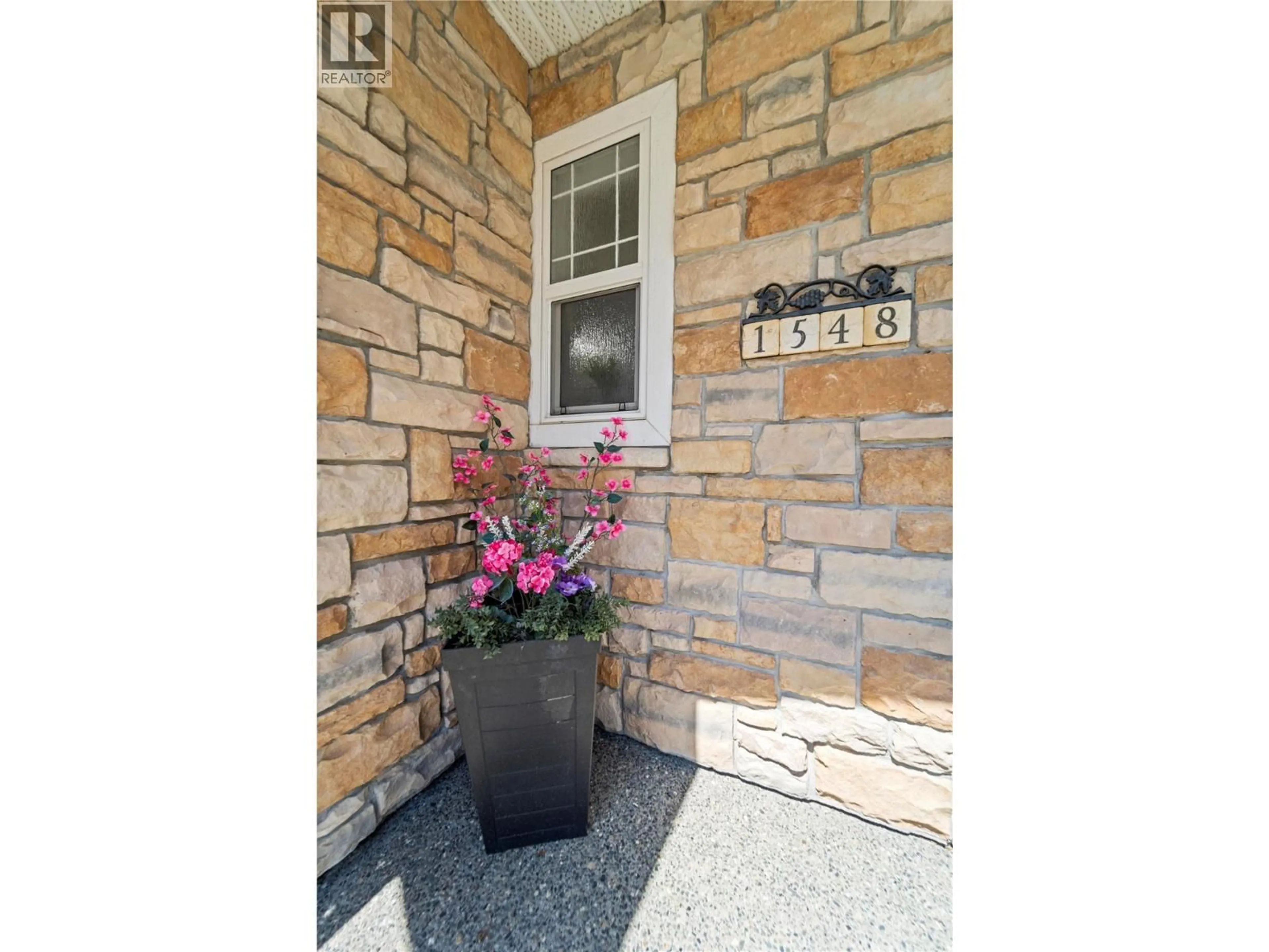 Indoor entryway for 1548 ASSINIBOINE ROAD, Kamloops British Columbia V2E2R1
