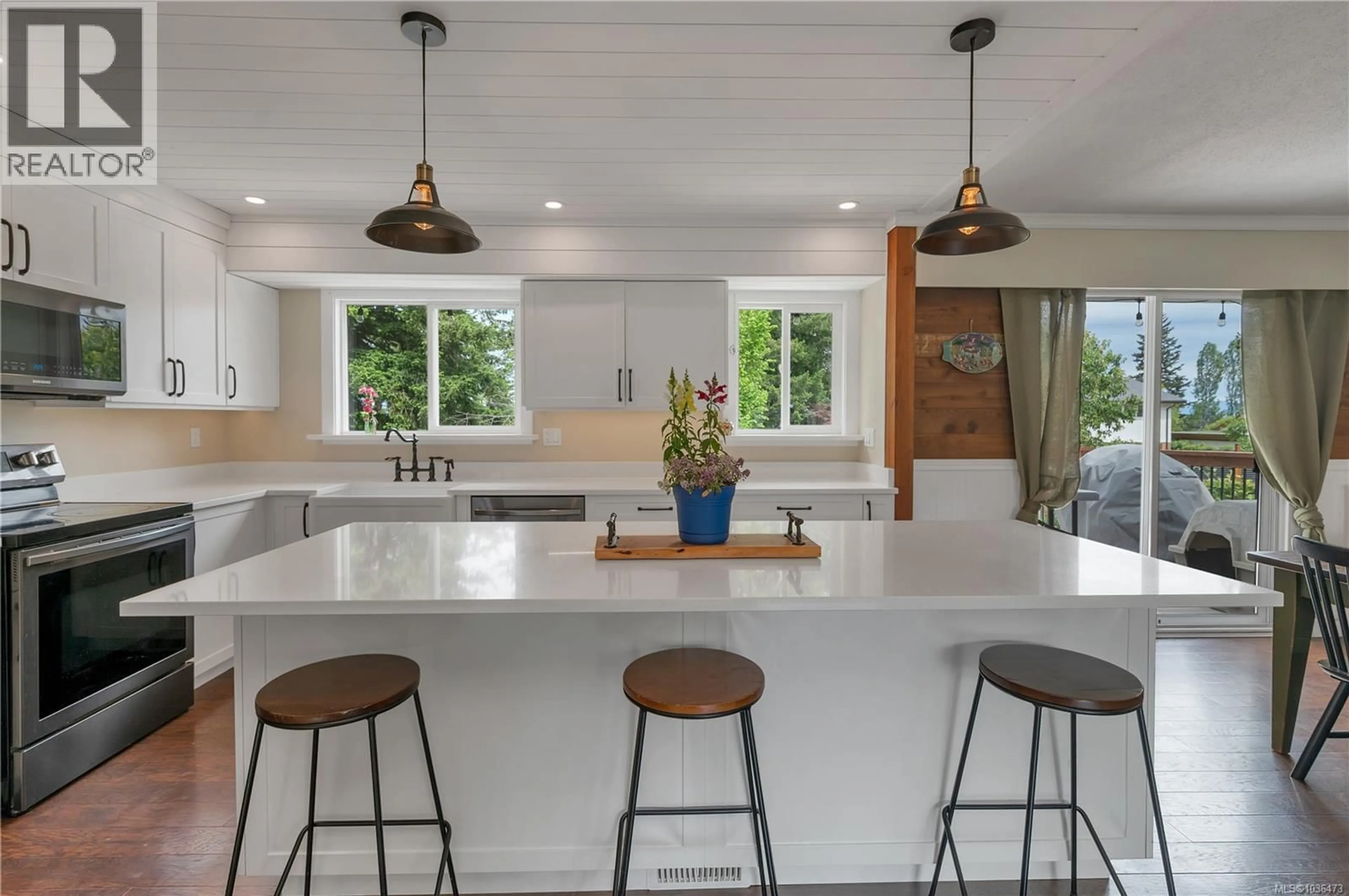 Open concept kitchen, ceramic/tile floor for 460 LUTOD ROAD, Campbell River British Columbia V9W3P4