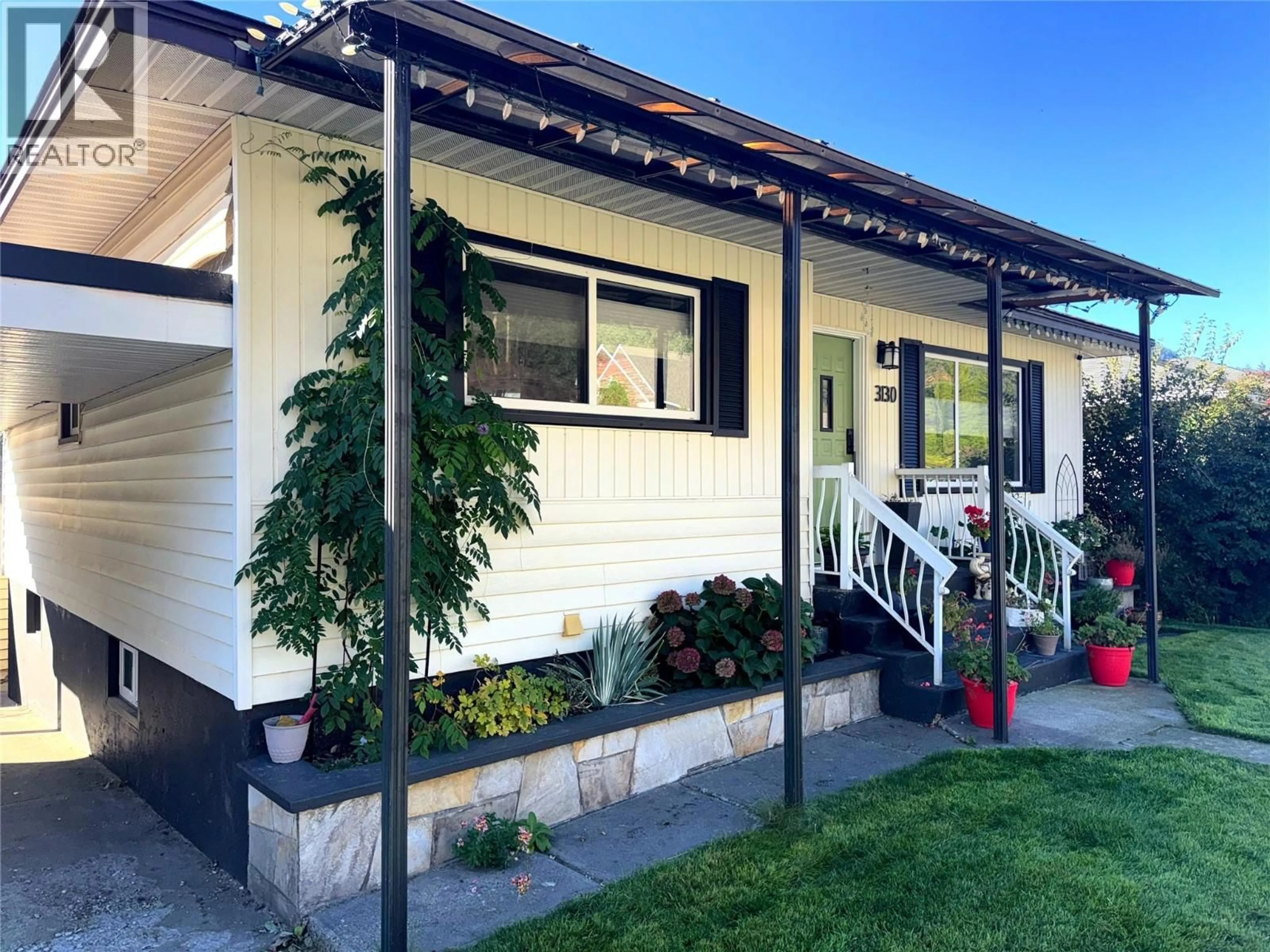 Home with vinyl exterior material, street for 3130 IRIS CRESCENT, Trail British Columbia V1R2Y7