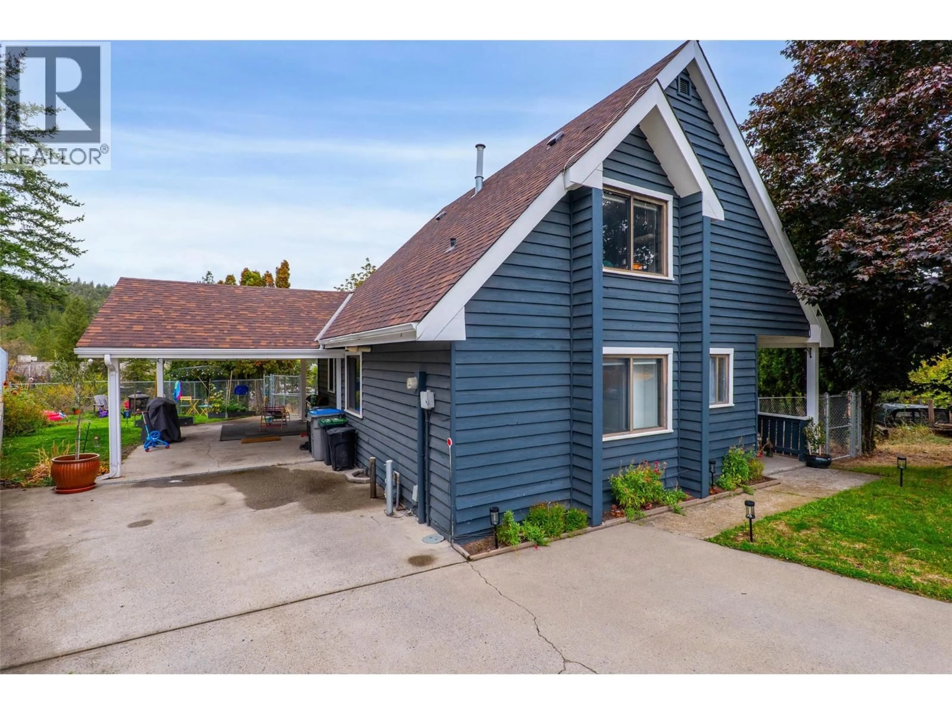 A pic from outside/outdoor area/front of a property/back of a property/a pic from drone, street for 1295 HARRISON PLACE, Kamloops British Columbia V1S1M2