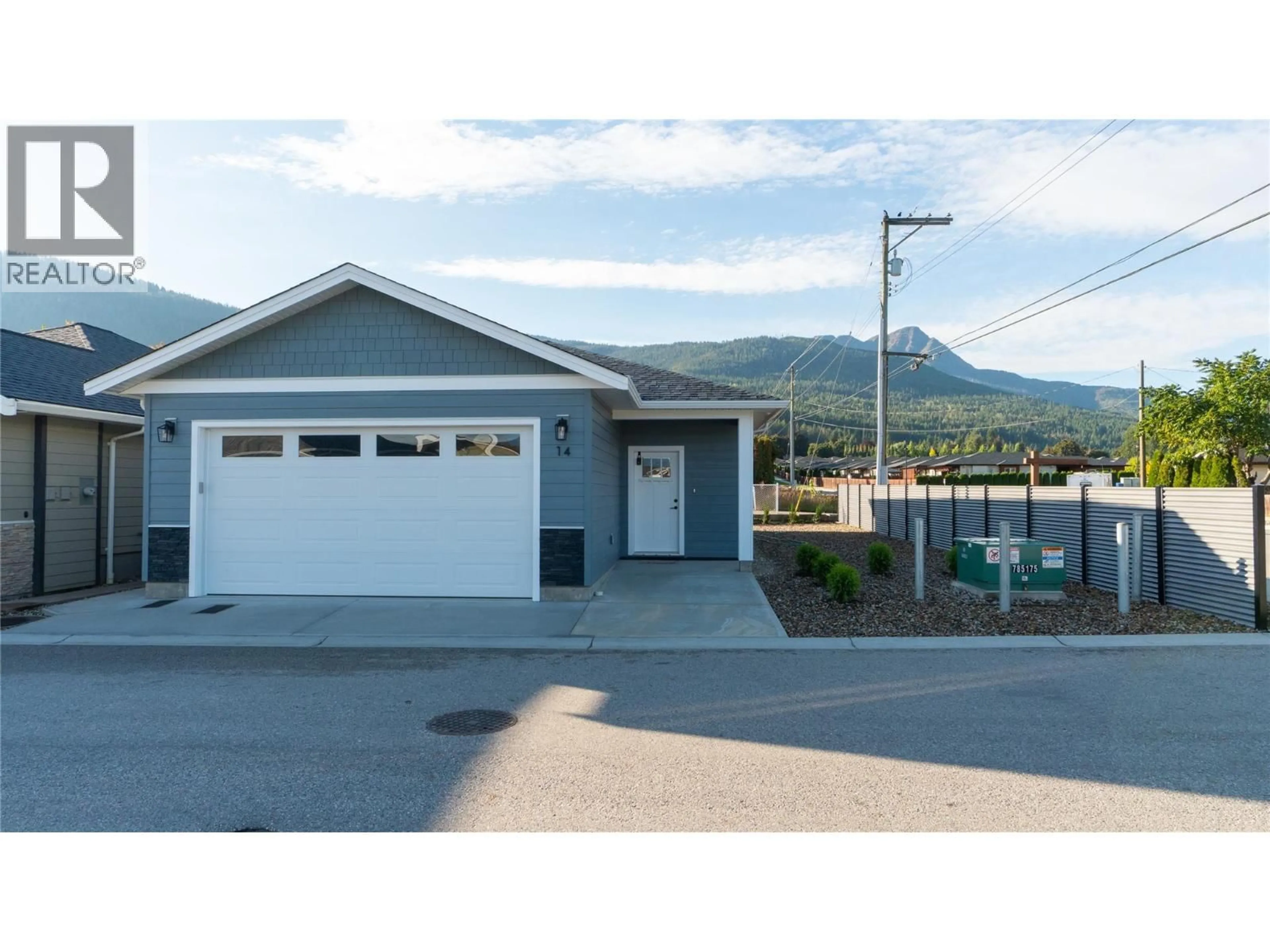 Home with vinyl exterior material, mountain view for 14 - 1330 10 STREET SOUTHWEST, Salmon Arm British Columbia V1E1T2