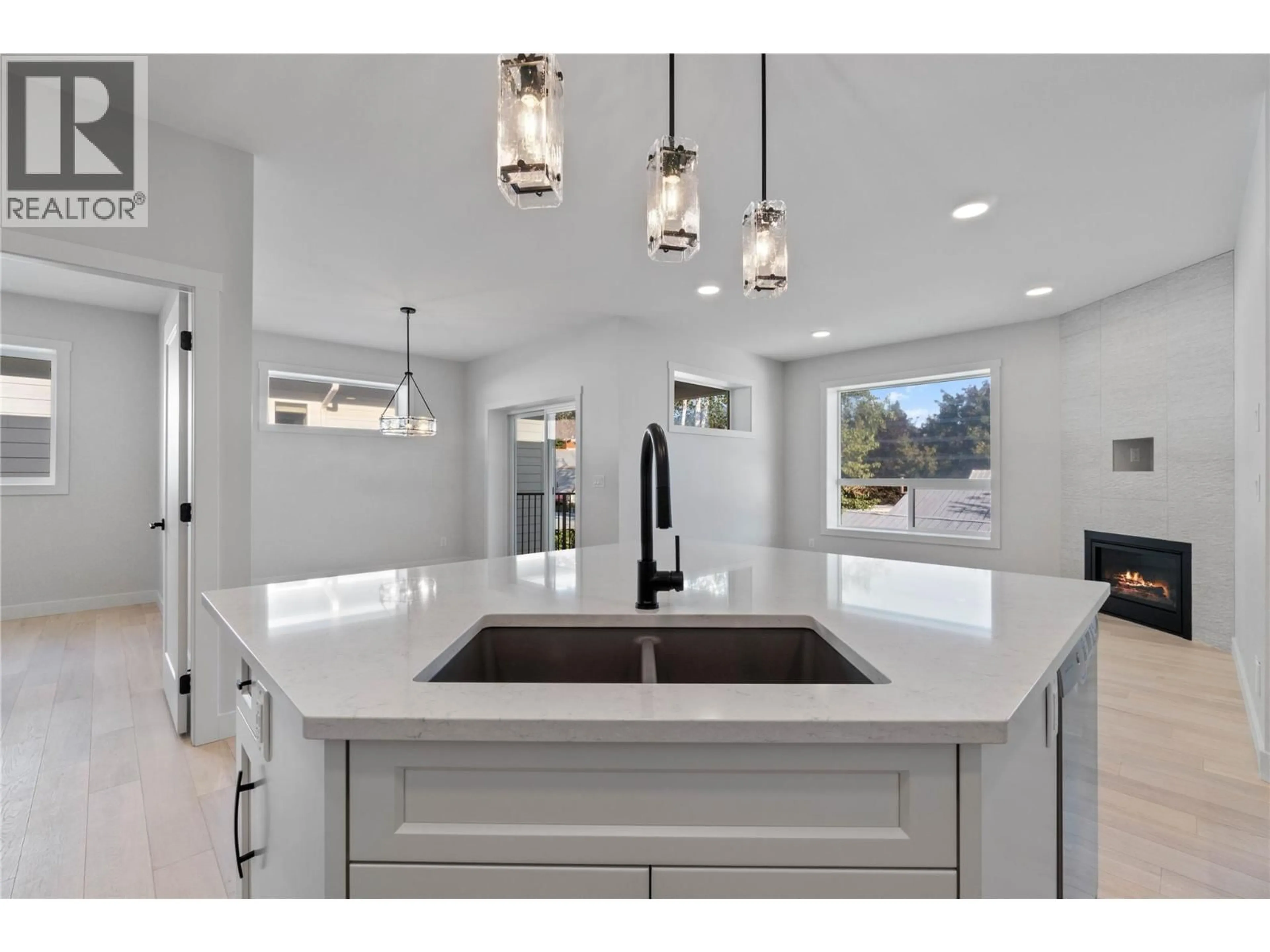 Contemporary kitchen, ceramic/tile floor for 9 - 1840 10 STREET SOUTHWEST, Salmon Arm British Columbia V1E0H2