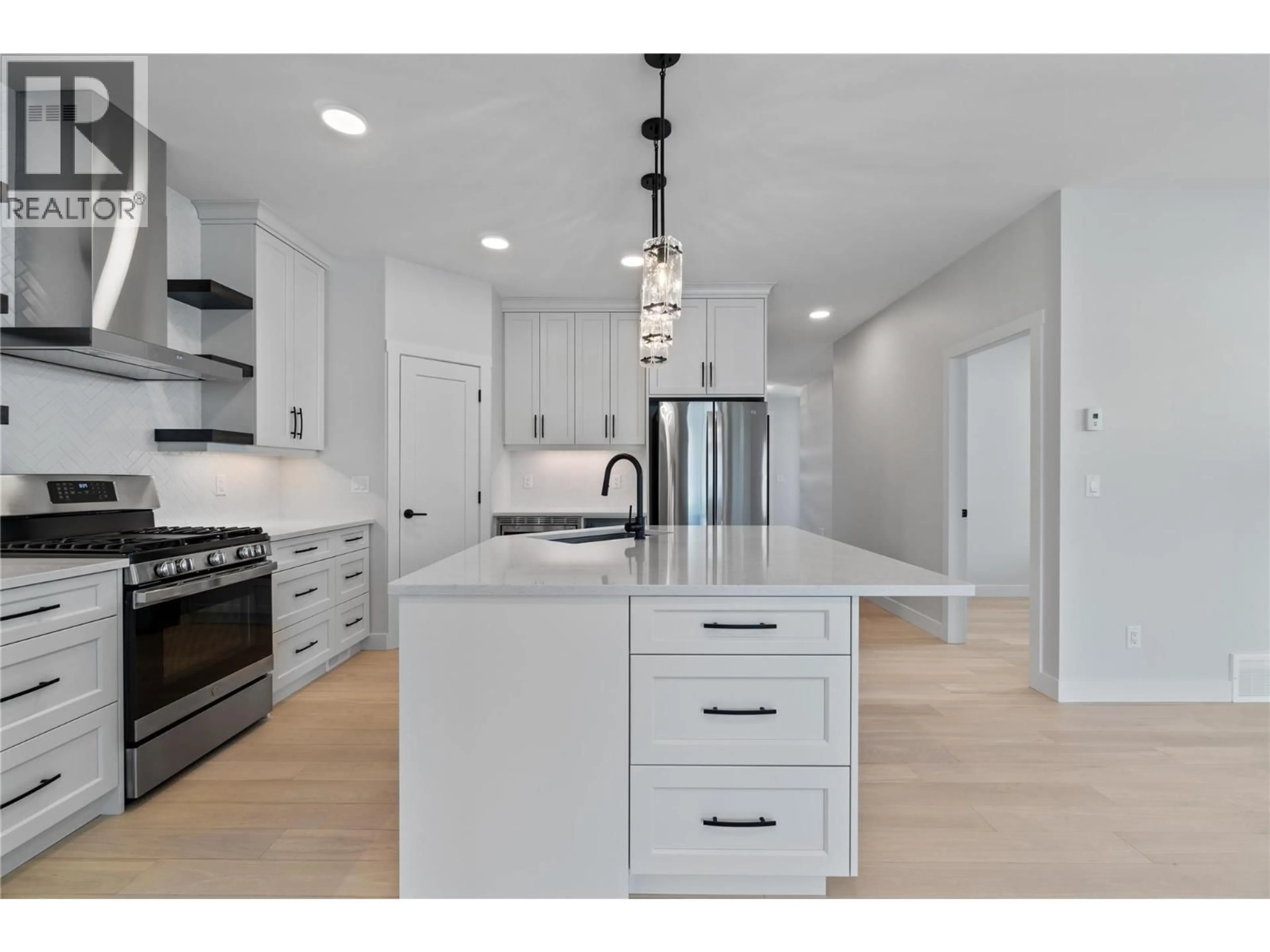 Open concept kitchen, unknown for 9 - 1840 10 STREET SOUTHWEST, Salmon Arm British Columbia V1E0H2