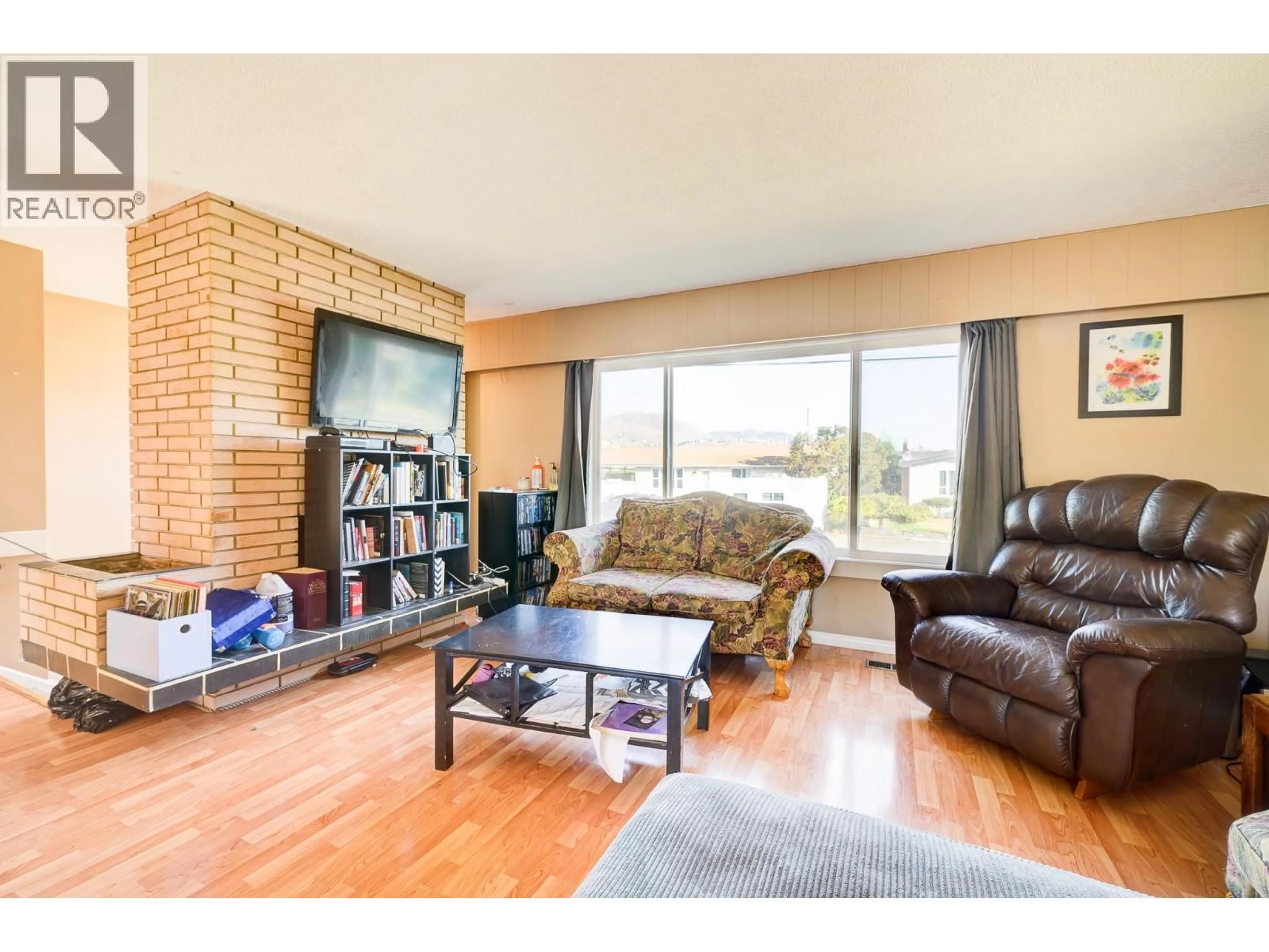 Living room with furniture, wood/laminate floor for 651 ALBERNI AVENUE, Kamloops British Columbia V2B1T2