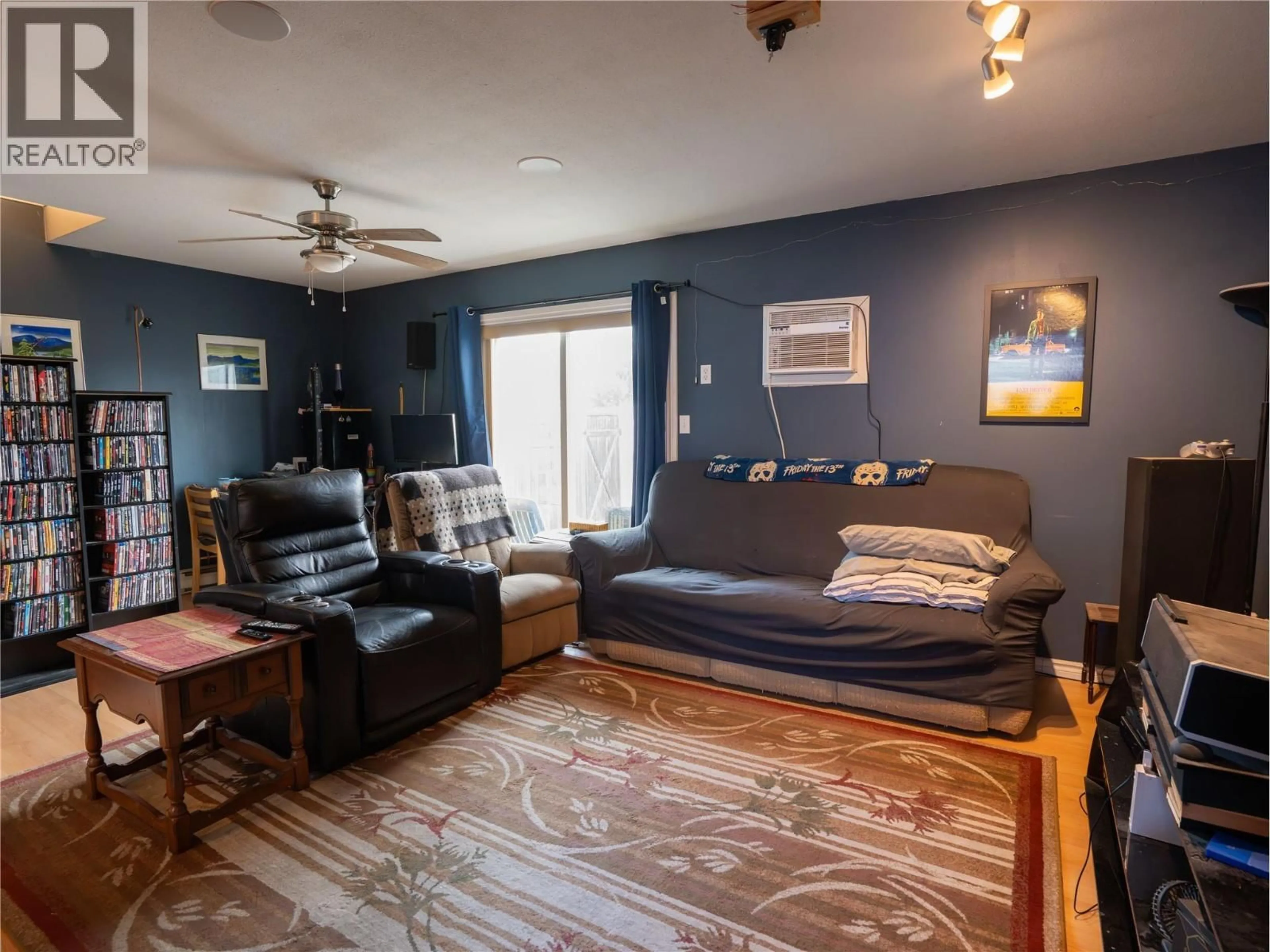 Living room with furniture, wood/laminate floor for 117 - 940 OAKVILLE STREET, Penticton British Columbia V2A8J6