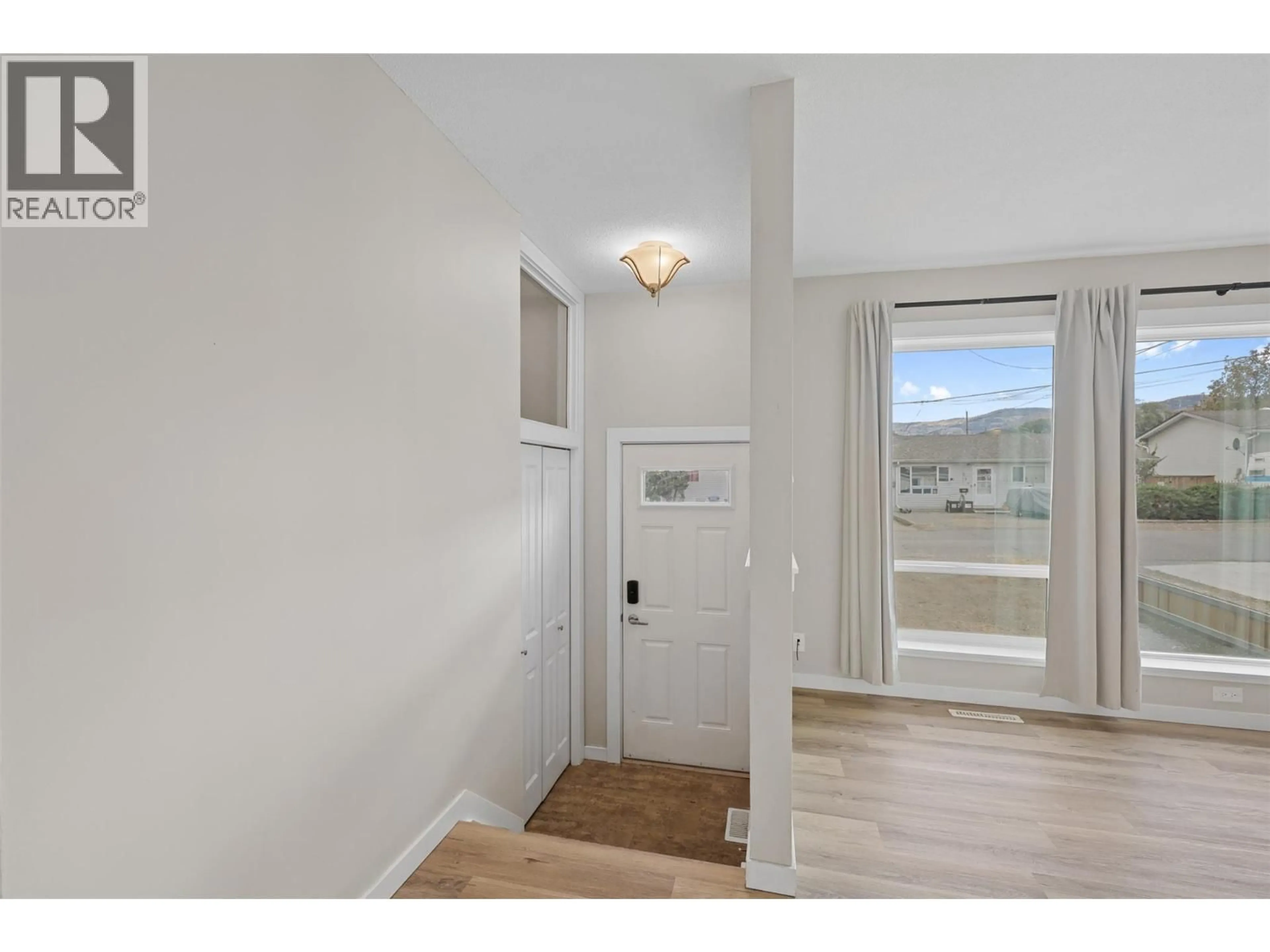 Indoor entryway for 293 WALNUT AVENUE, Kamloops British Columbia V2B1C7