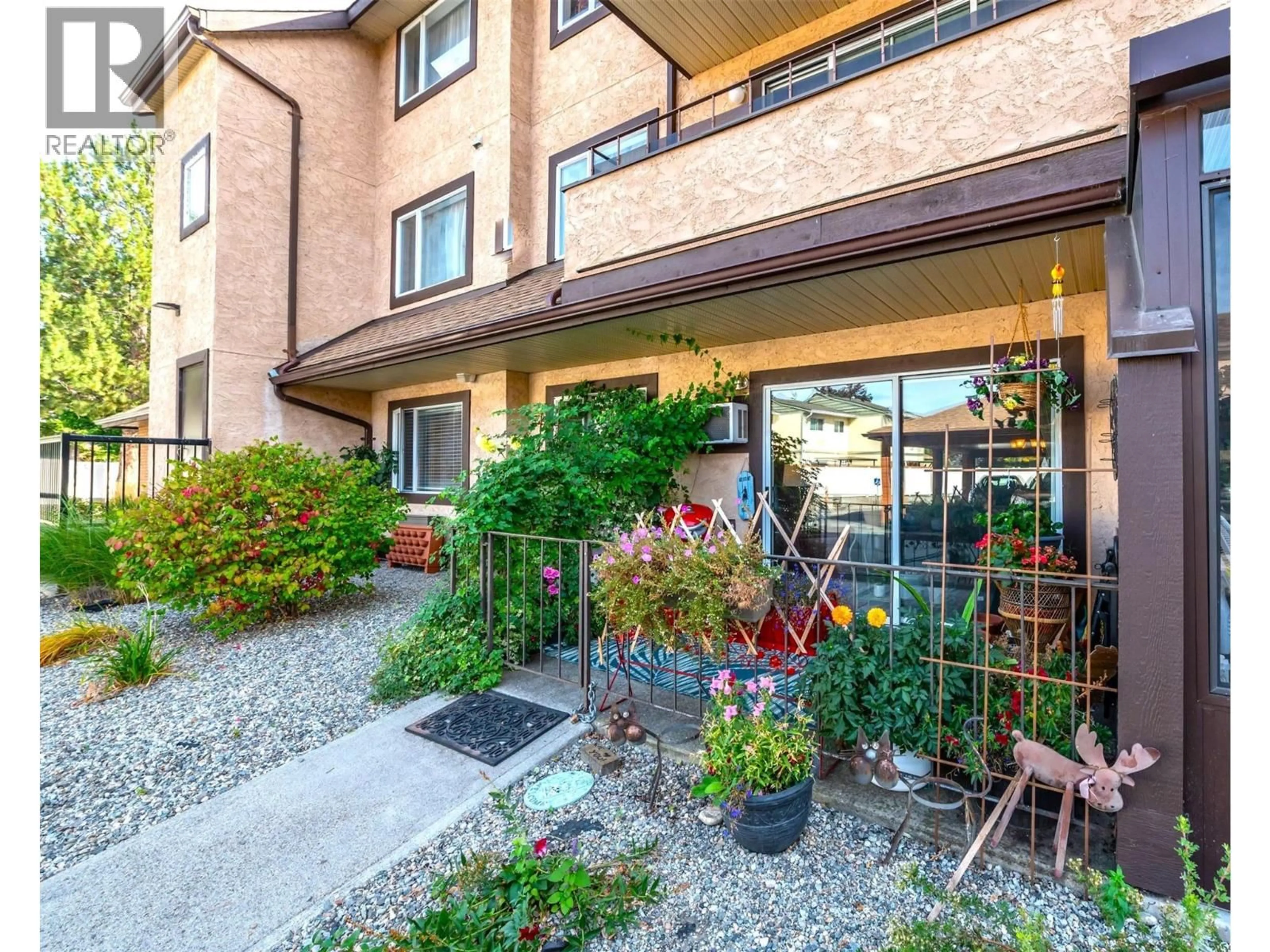 Patio, street for 104 - 337 MCKINNEY ROAD, Oliver British Columbia V0H1T3