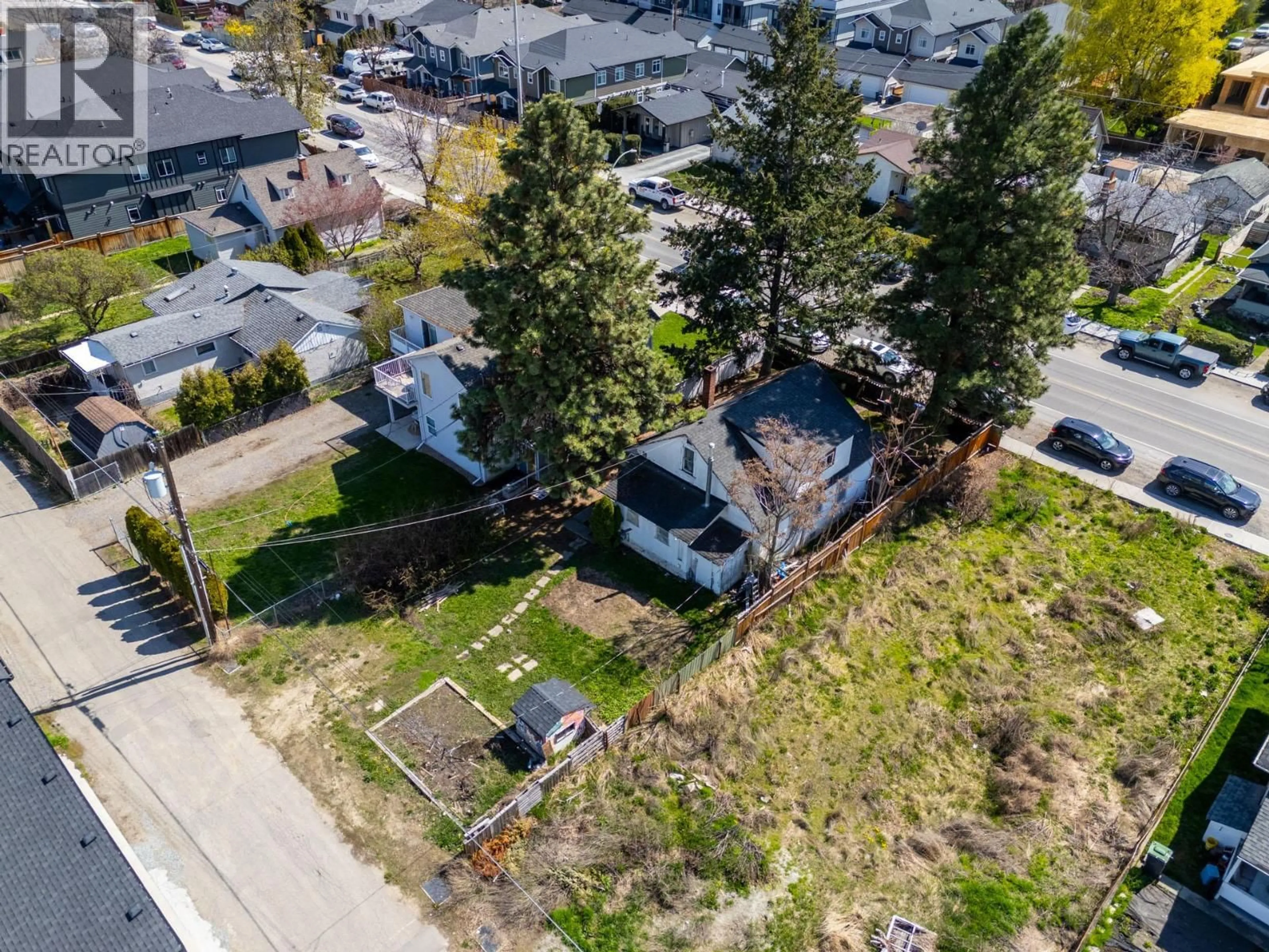 A pic from outside/outdoor area/front of a property/back of a property/a pic from drone, street for 790 CADDER AVENUE, Kelowna British Columbia V1Y5N6