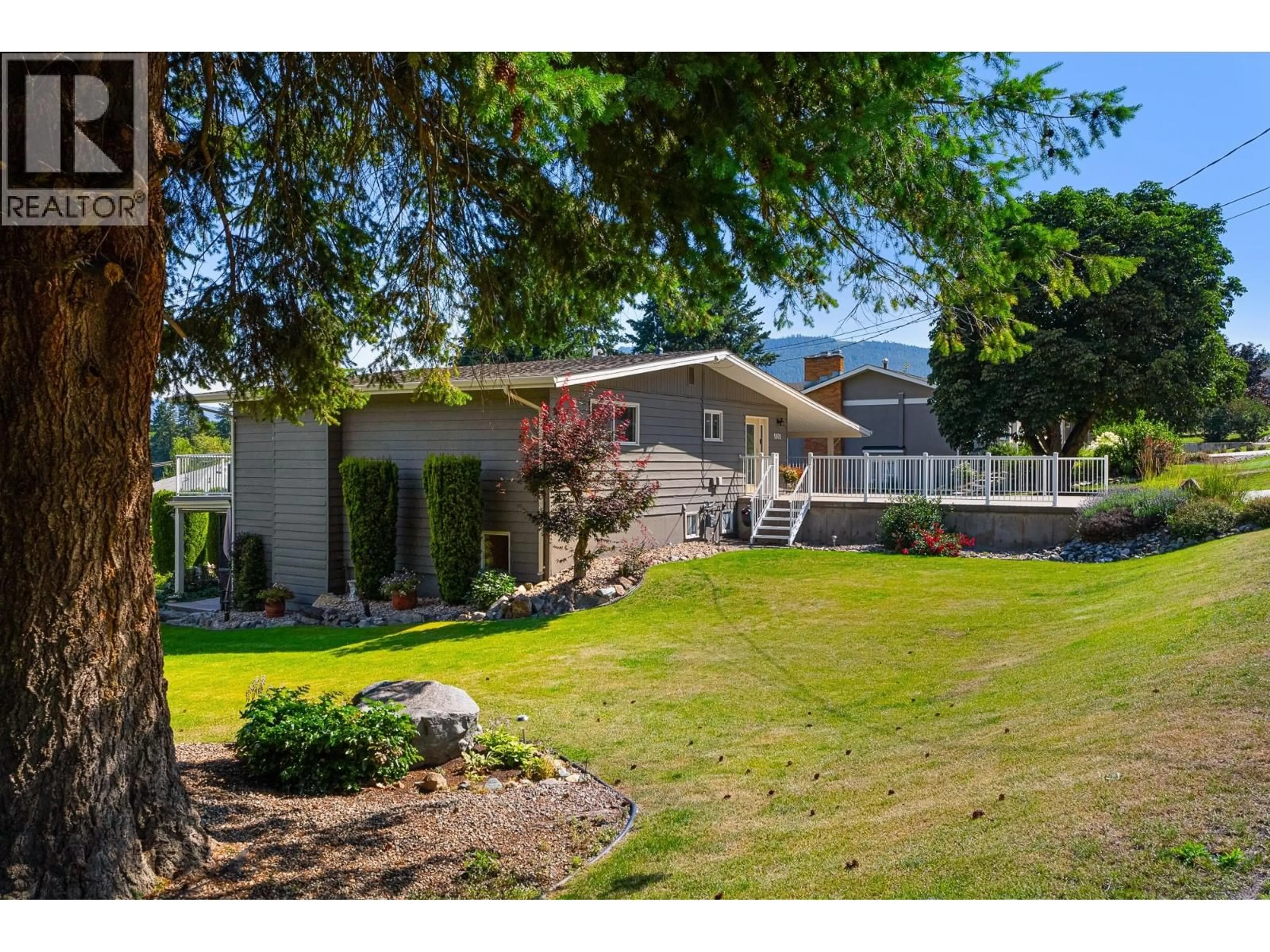 A pic from outside/outdoor area/front of a property/back of a property/a pic from drone, unknown for 1801 2 AVENUE SOUTHEAST, Salmon Arm British Columbia V1E1T8