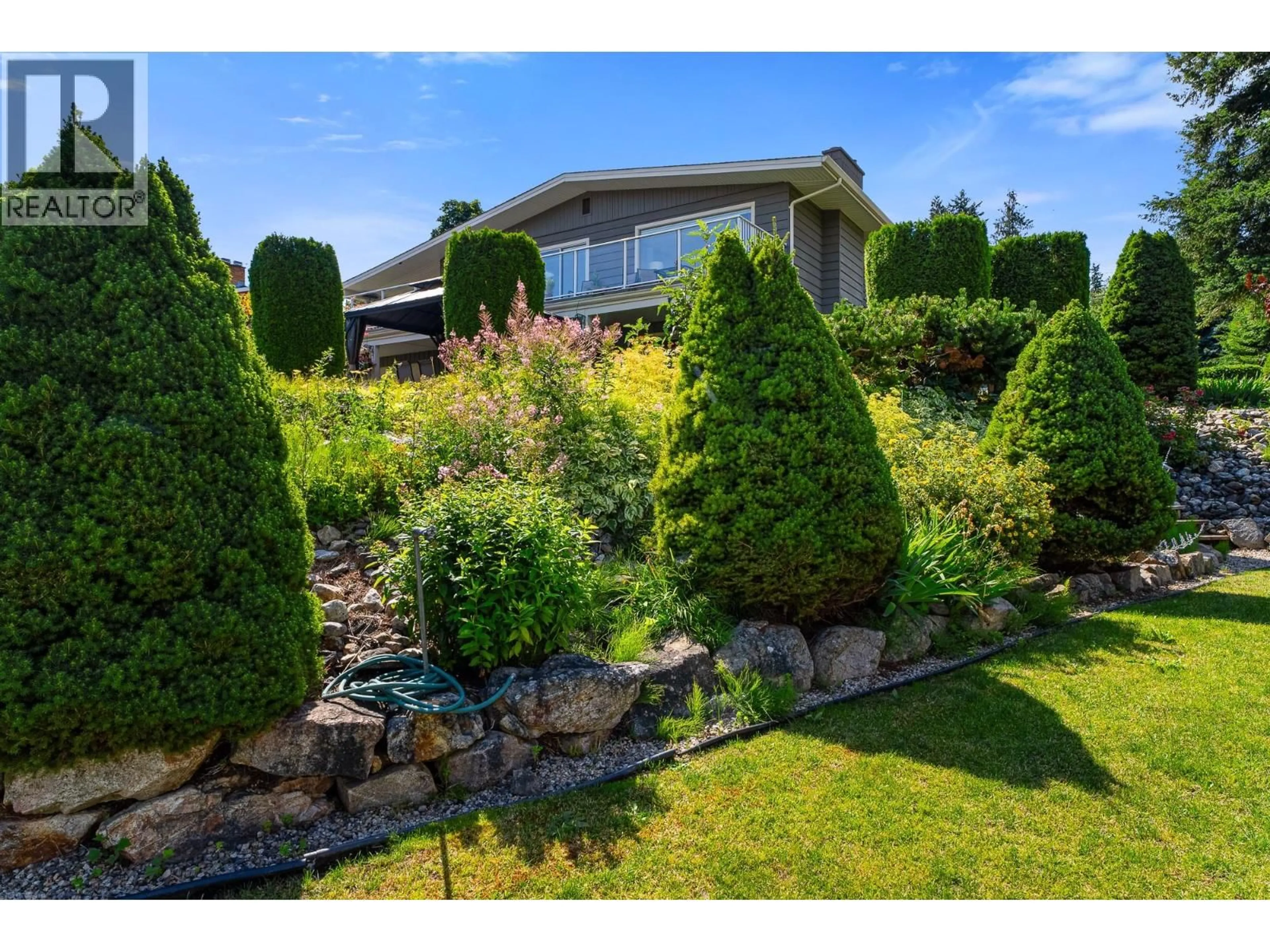 A pic from outside/outdoor area/front of a property/back of a property/a pic from drone, unknown for 1801 2 AVENUE SOUTHEAST, Salmon Arm British Columbia V1E1T8