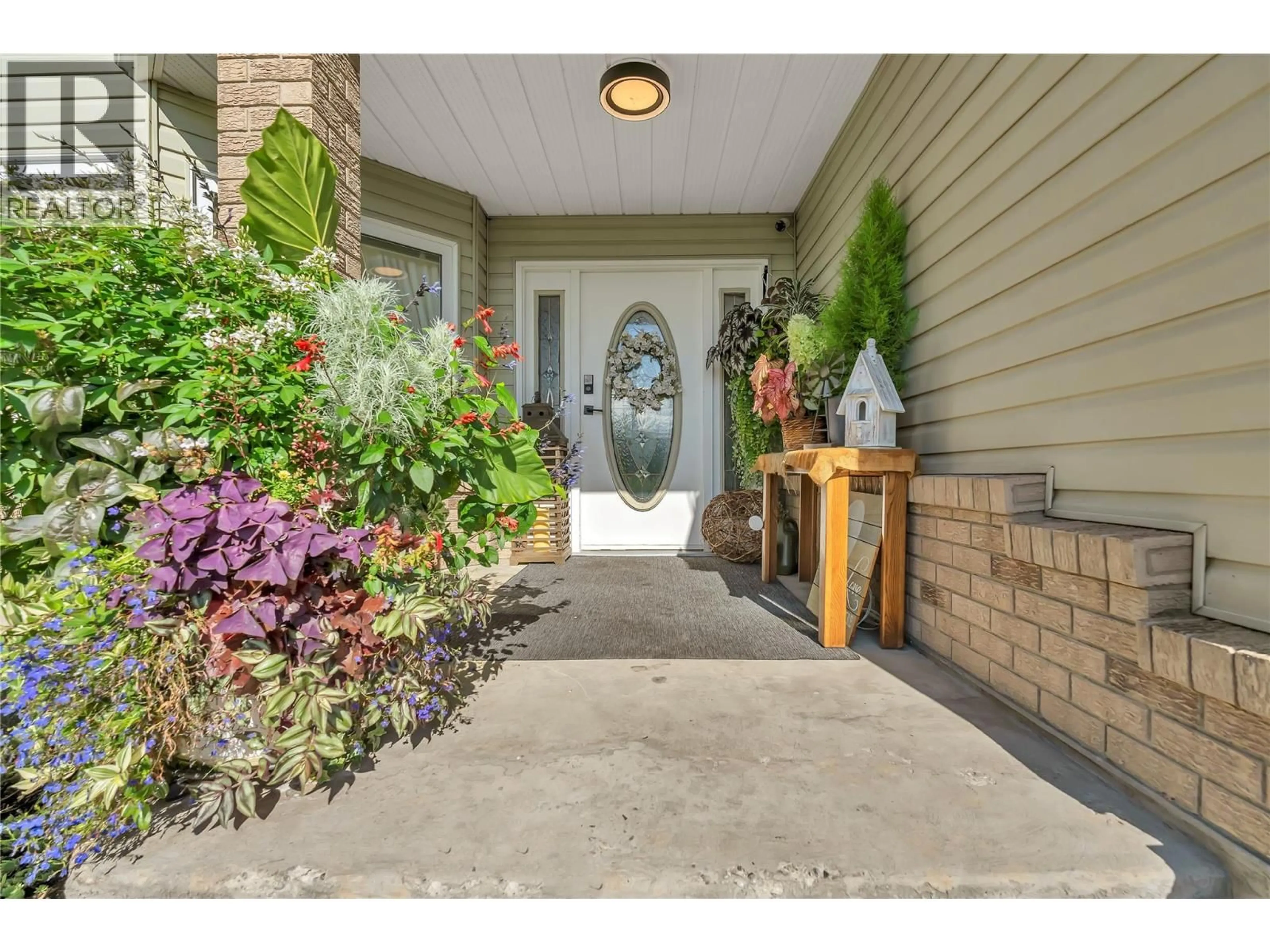 Indoor entryway for 2084 SHAMROCK DRIVE, West Kelowna British Columbia V4T1T8