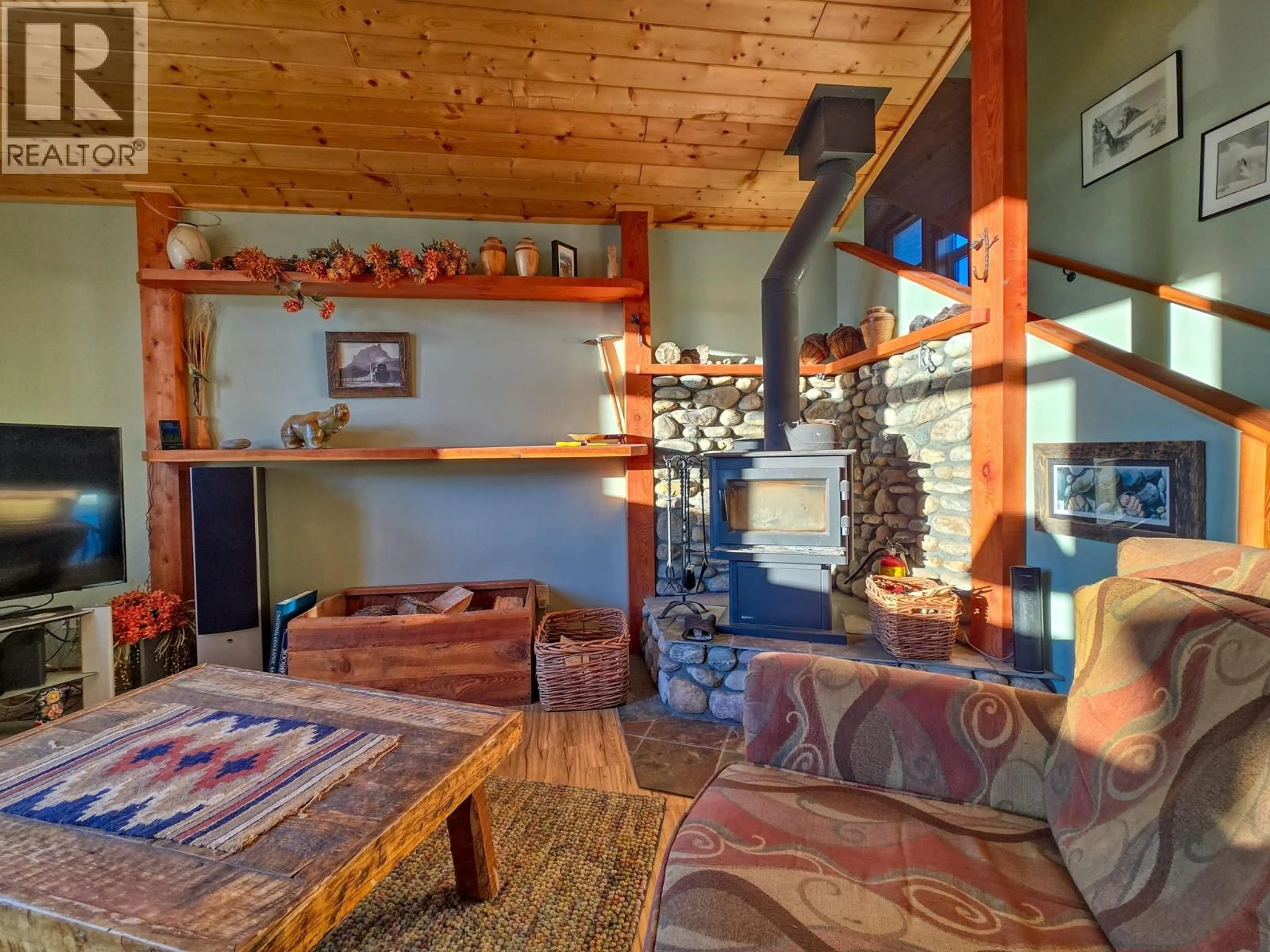 Living room with furniture, unknown for 918 5TH AVENUE, Invermere British Columbia V0A1K0