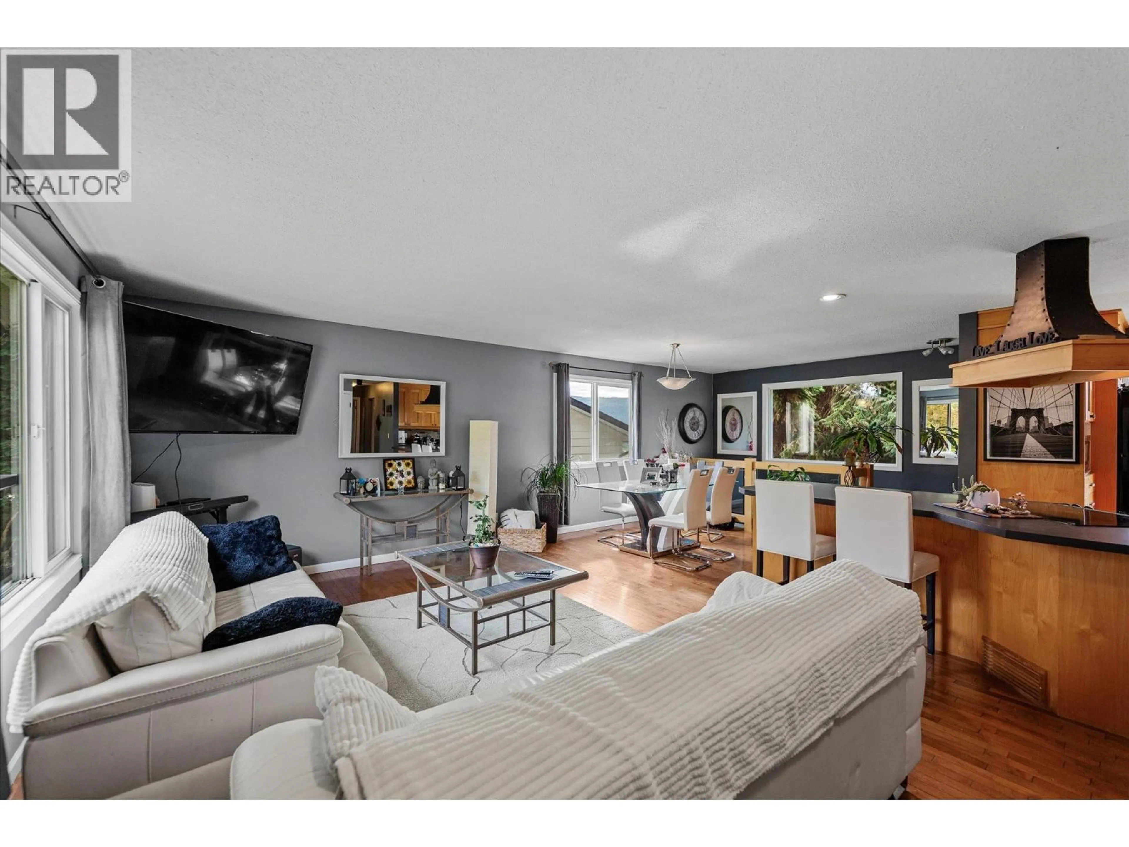 Living room with furniture, unknown for 1234 OSWELL DRIVE, Kelowna British Columbia V1P1L6