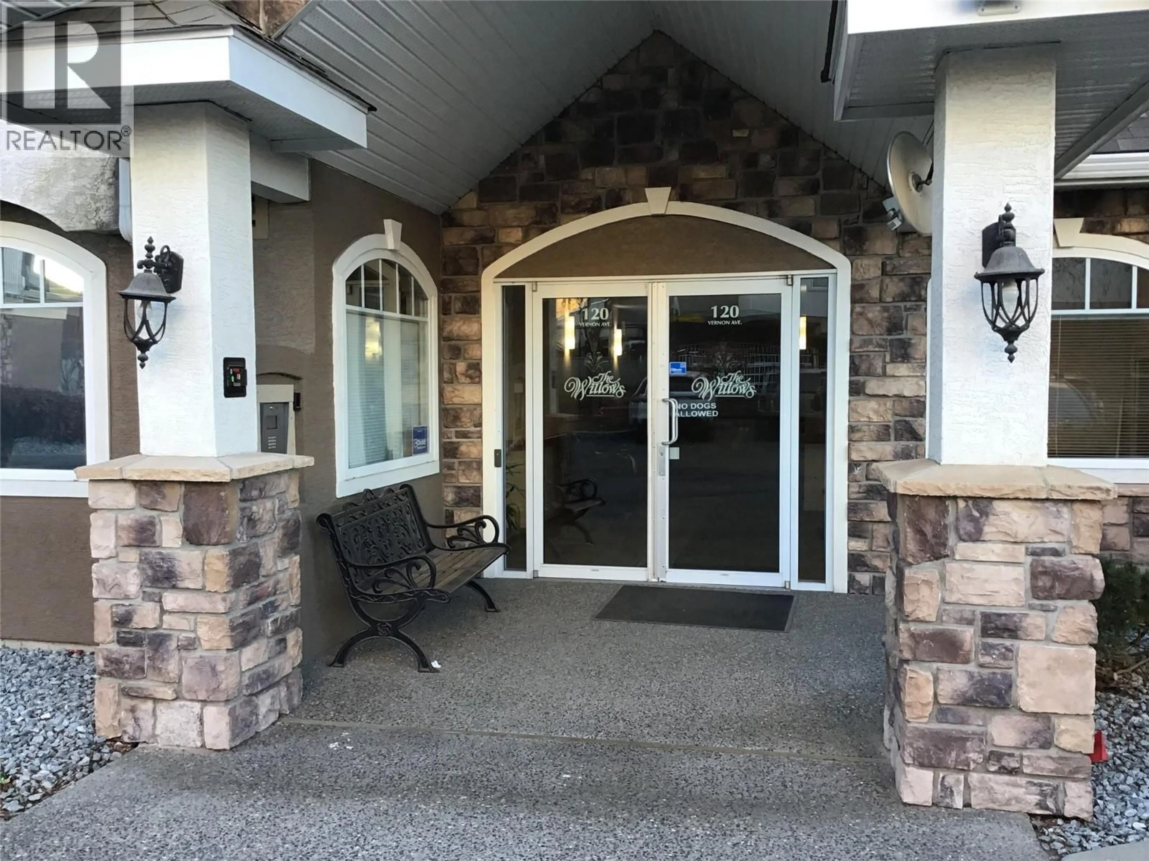 Indoor foyer for 209 - 120 VERNON AVENUE, Kamloops British Columbia V2B1L6