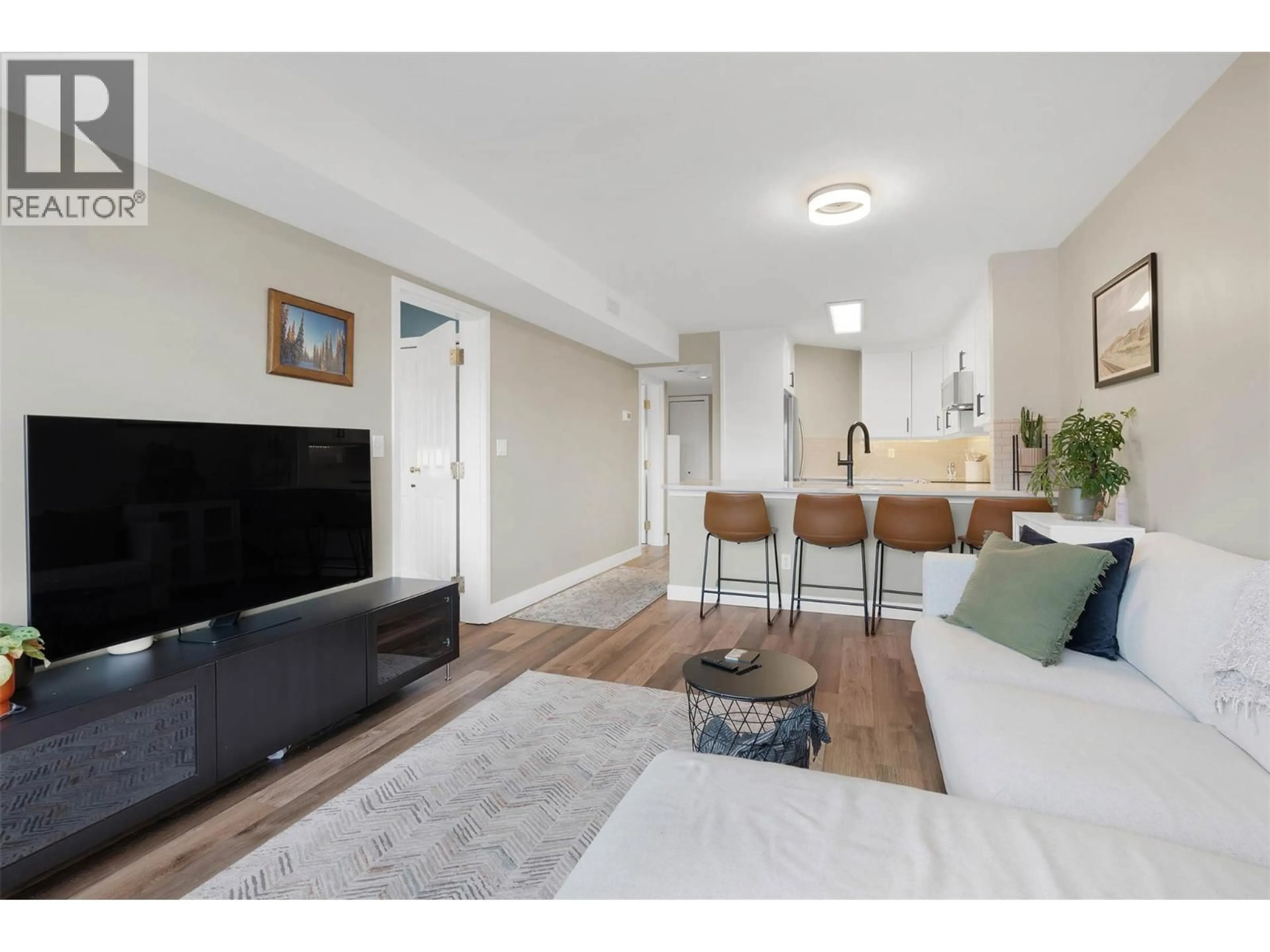 Living room with furniture, unknown for 402 - 629 LANSDOWNE STREET, Kamloops British Columbia V2C1Y6