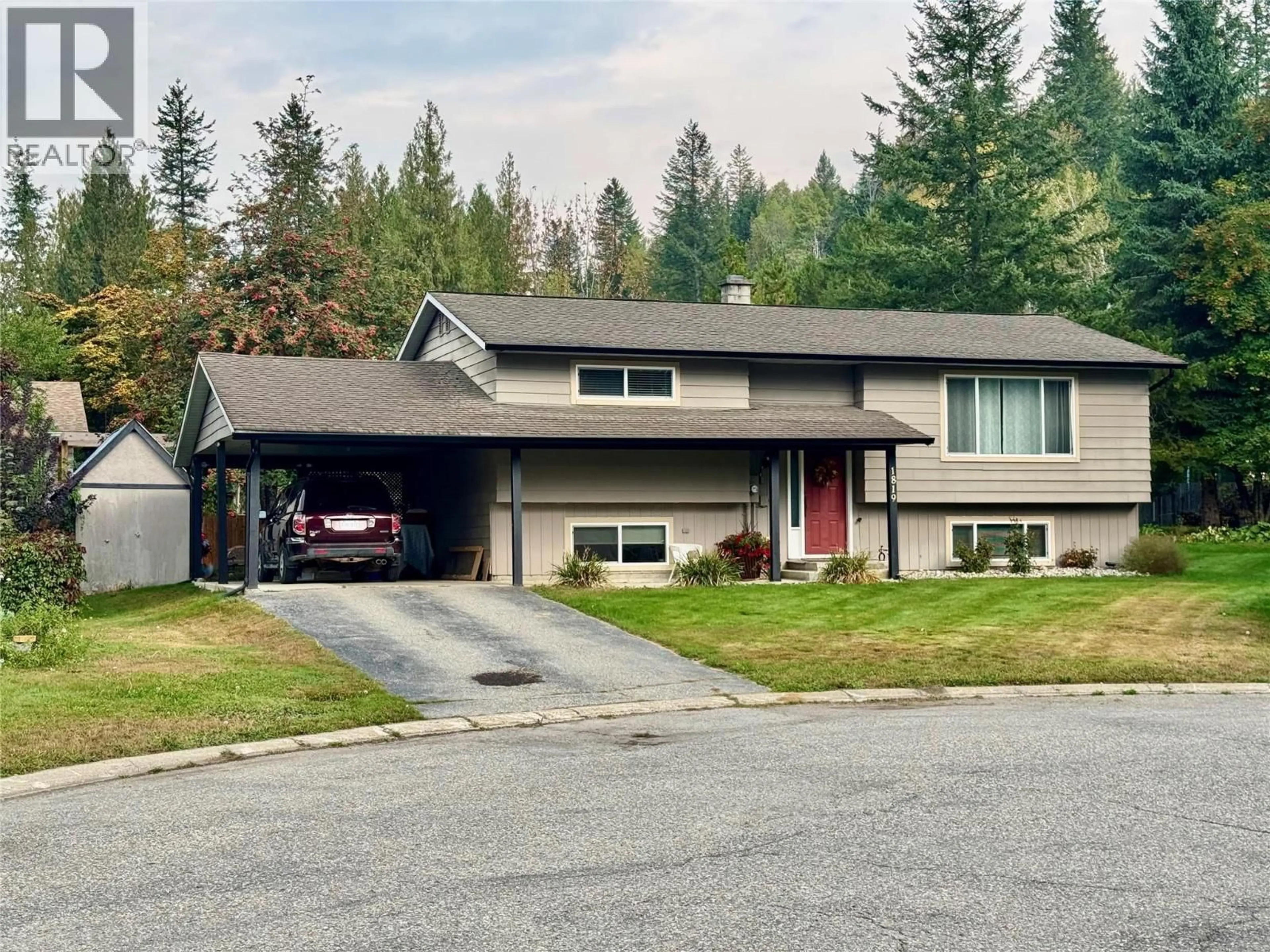 Home with vinyl exterior material, street for 1819 DALLAS ROAD, Revelstoke British Columbia V0E2S0