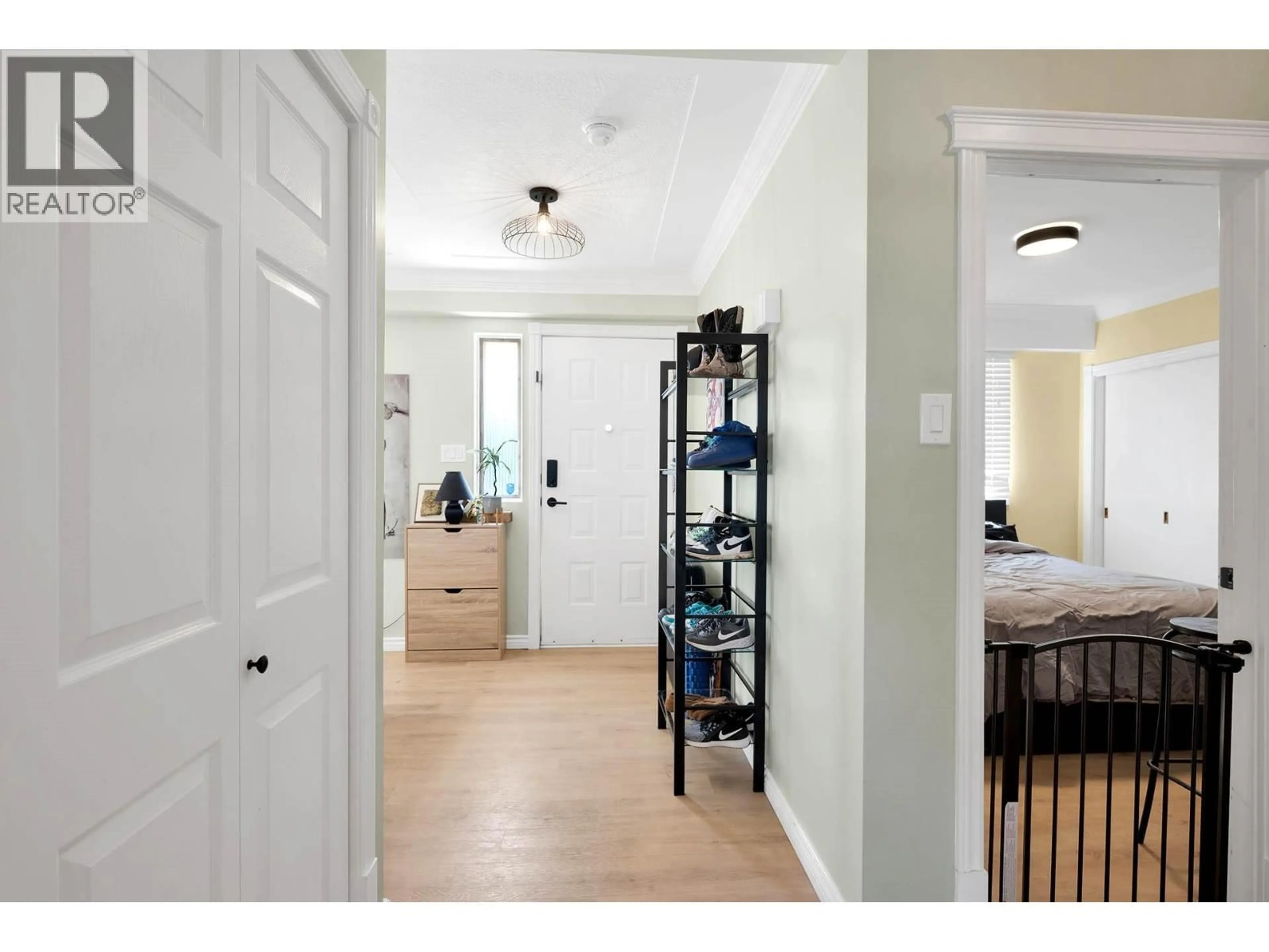 Indoor entryway for 2436 YOUNG AVENUE, Kamloops British Columbia V2B4M8