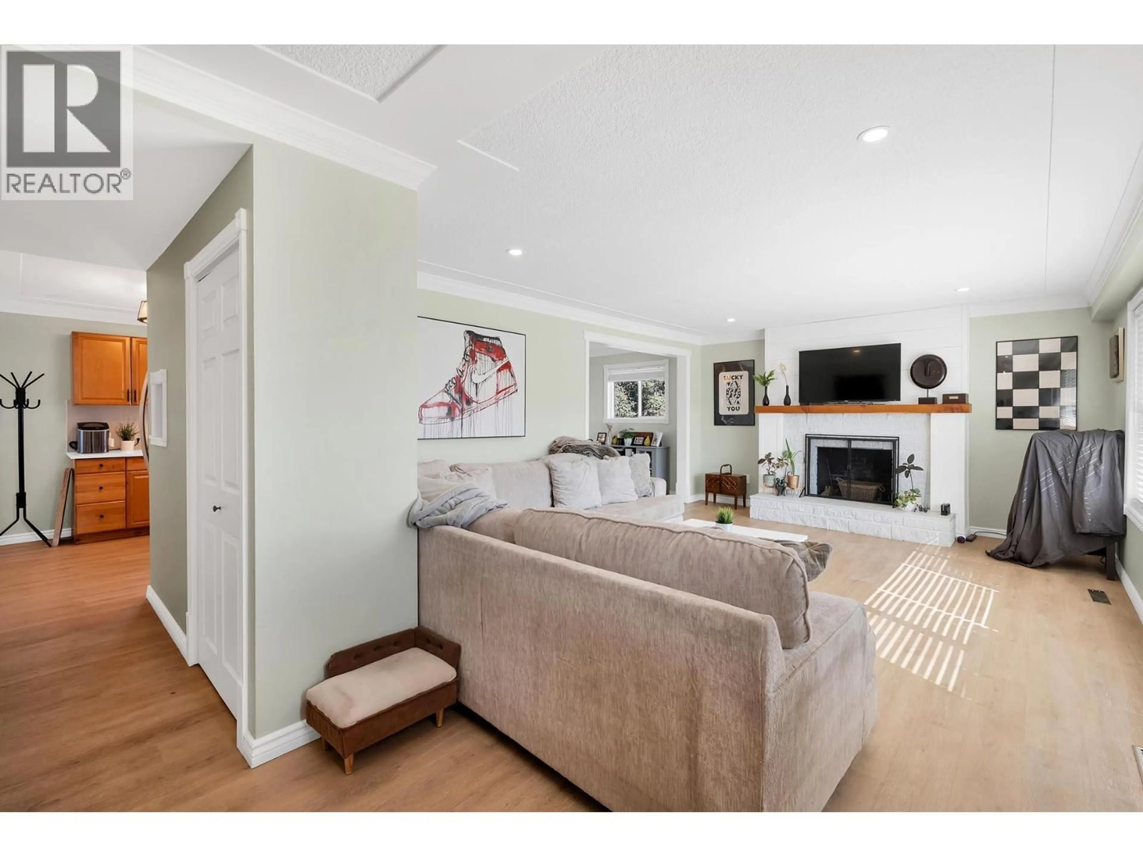 Living room with furniture, unknown for 2436 YOUNG AVENUE, Kamloops British Columbia V2B4M8