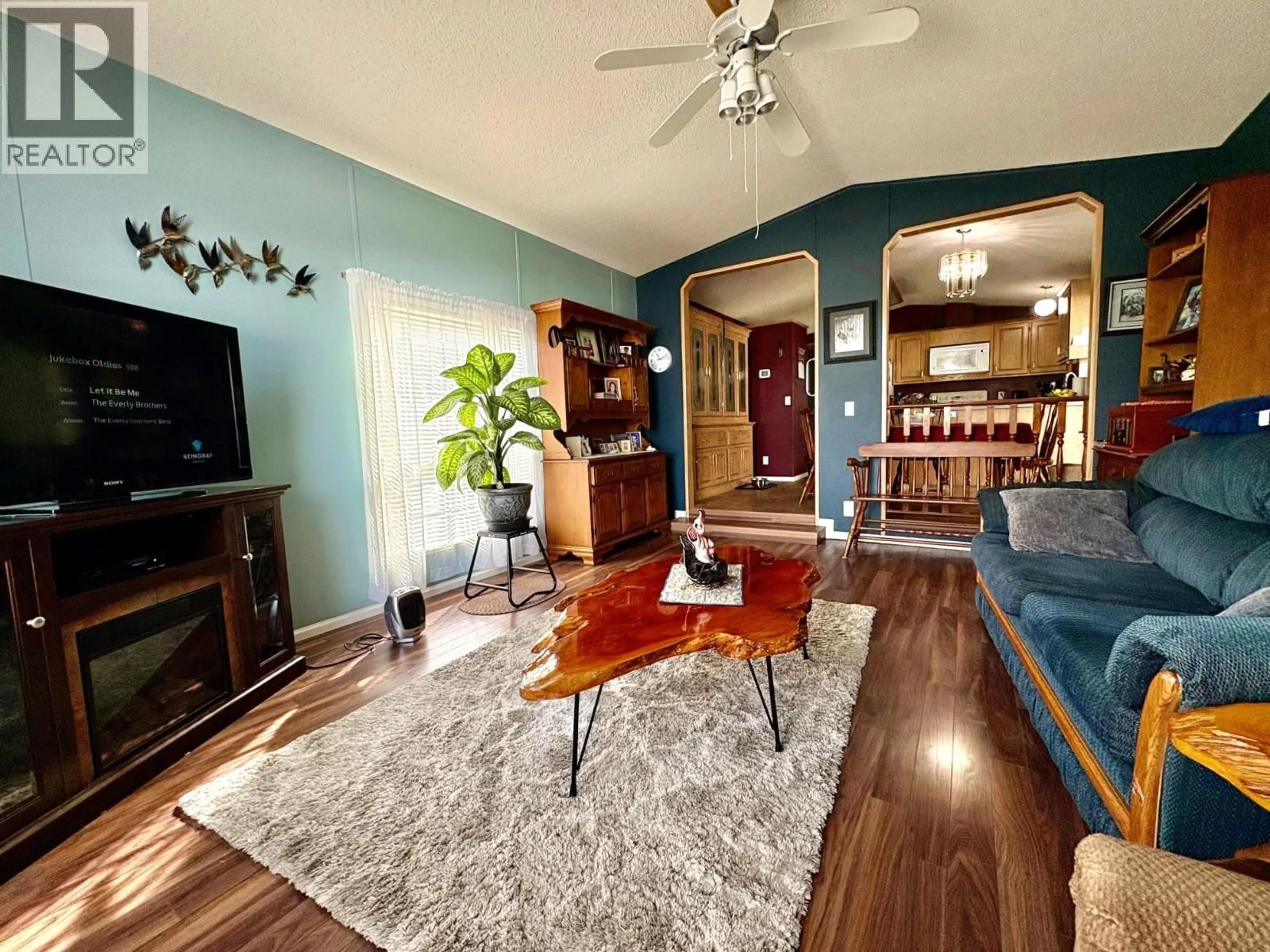Living room with furniture, wood/laminate floor for 3 - 4510 POWER ROAD, Barriere British Columbia V0E1E0
