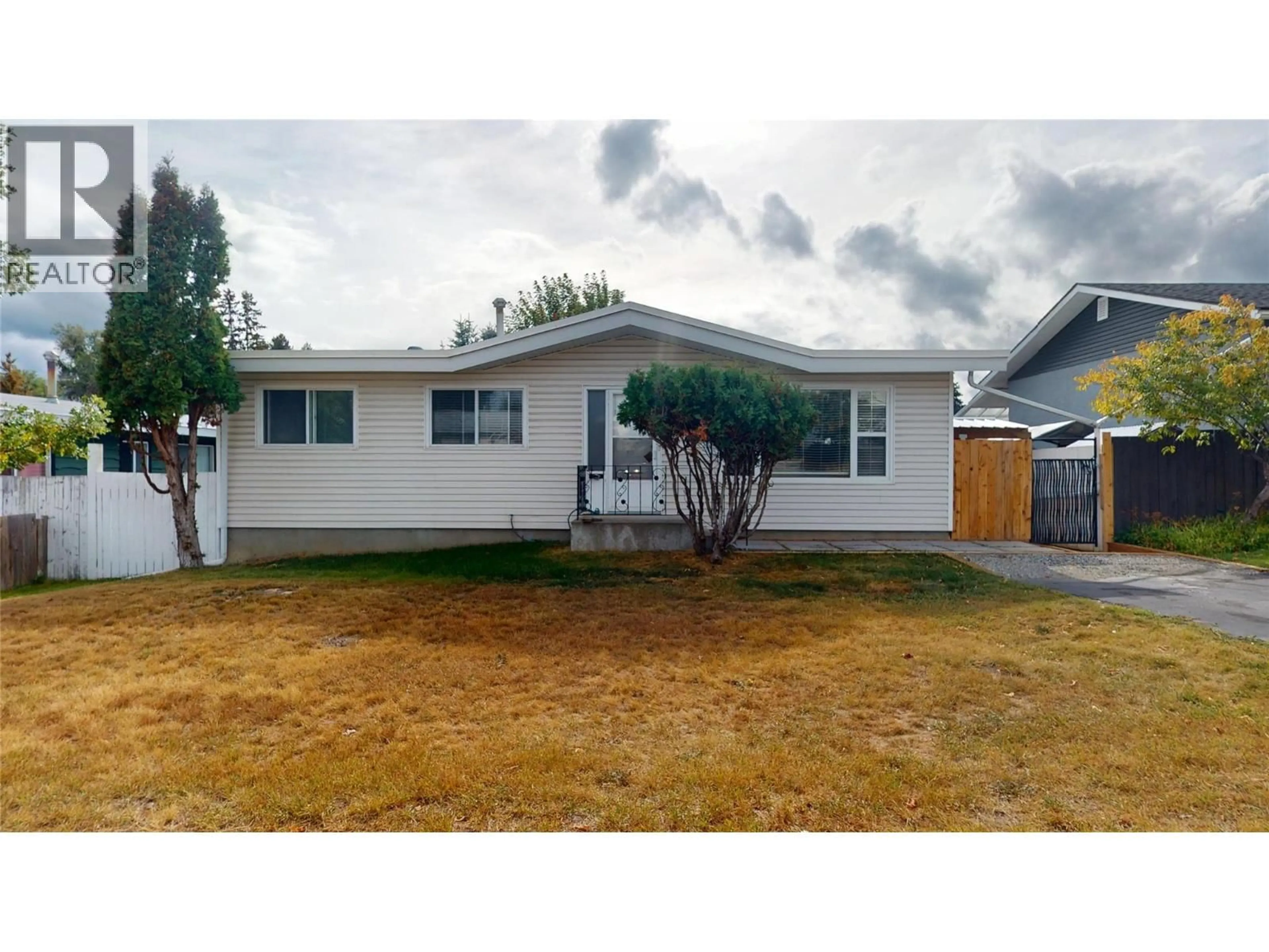 Home with vinyl exterior material, street for 913 11TH STREET SOUTH, Cranbrook British Columbia V1C1V5