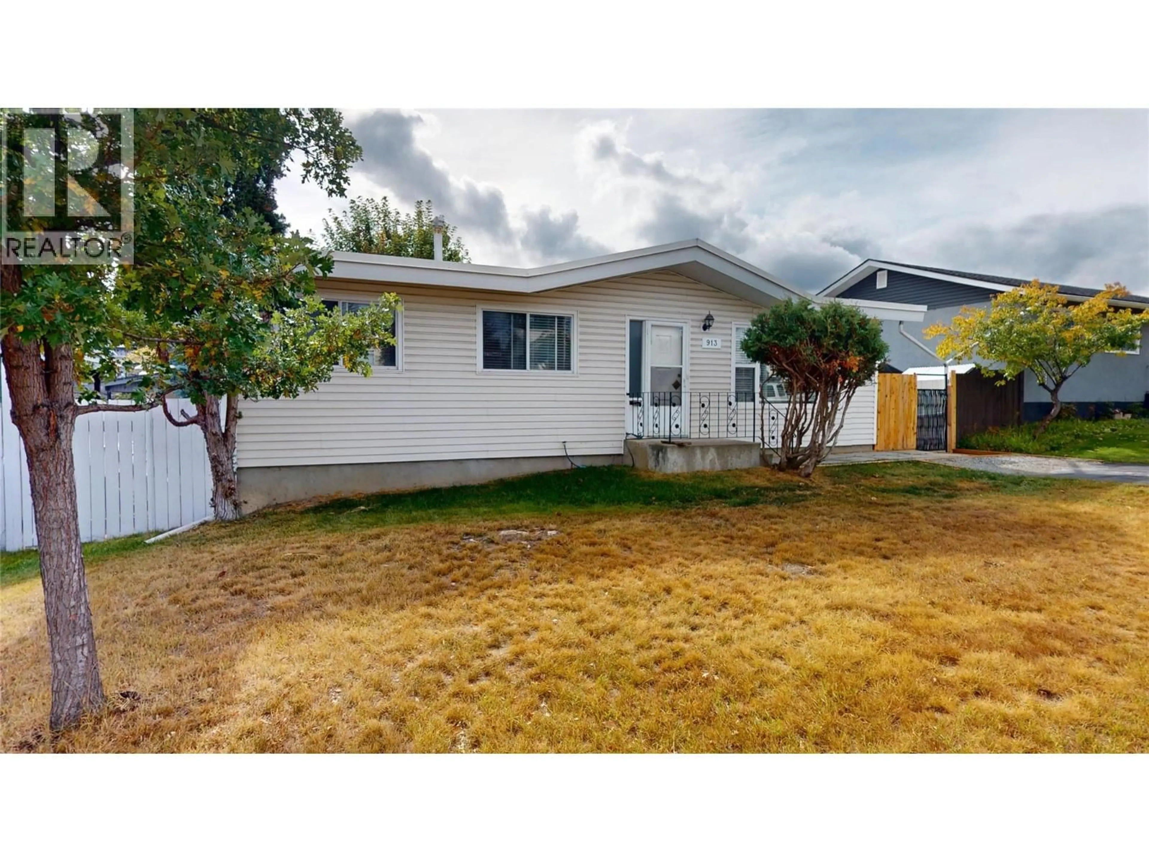 Home with vinyl exterior material, street for 913 11TH STREET SOUTH, Cranbrook British Columbia V1C1V5