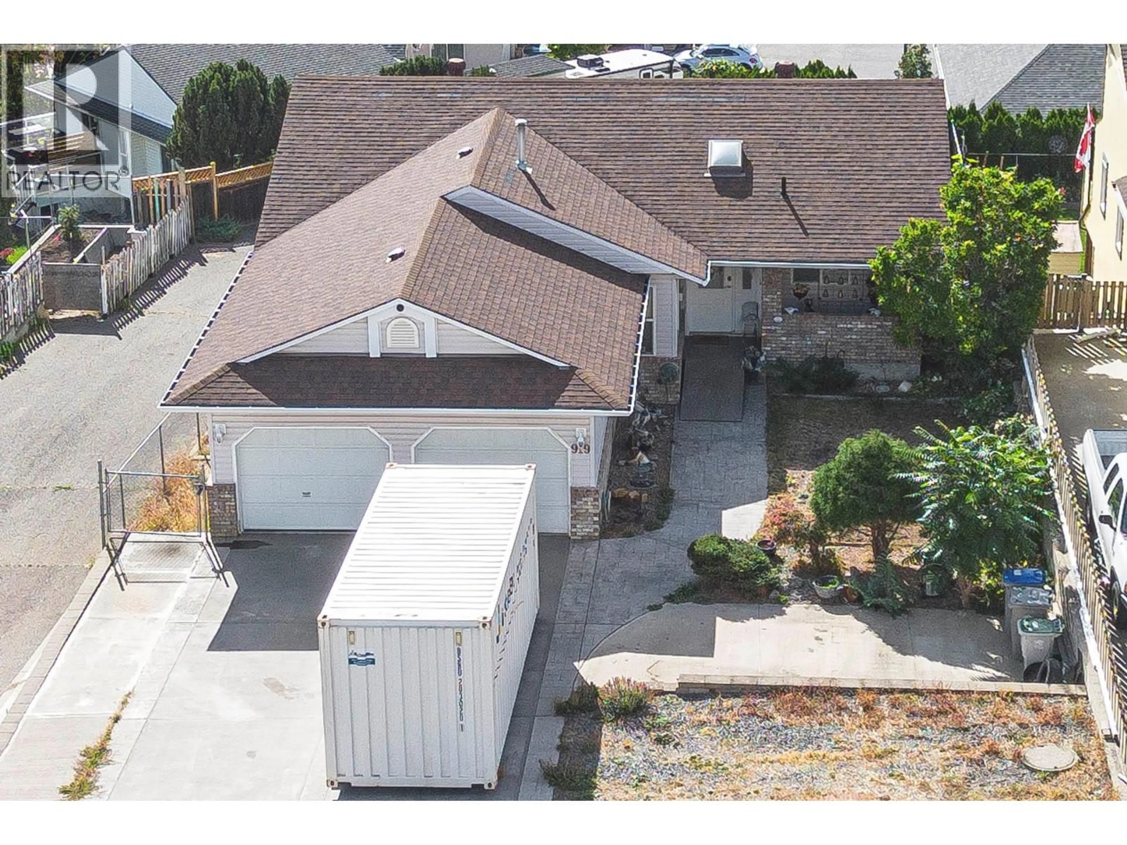 A pic from outside/outdoor area/front of a property/back of a property/a pic from drone, street for 919 NORVIEW ROAD, Kamloops British Columbia V2B8L8