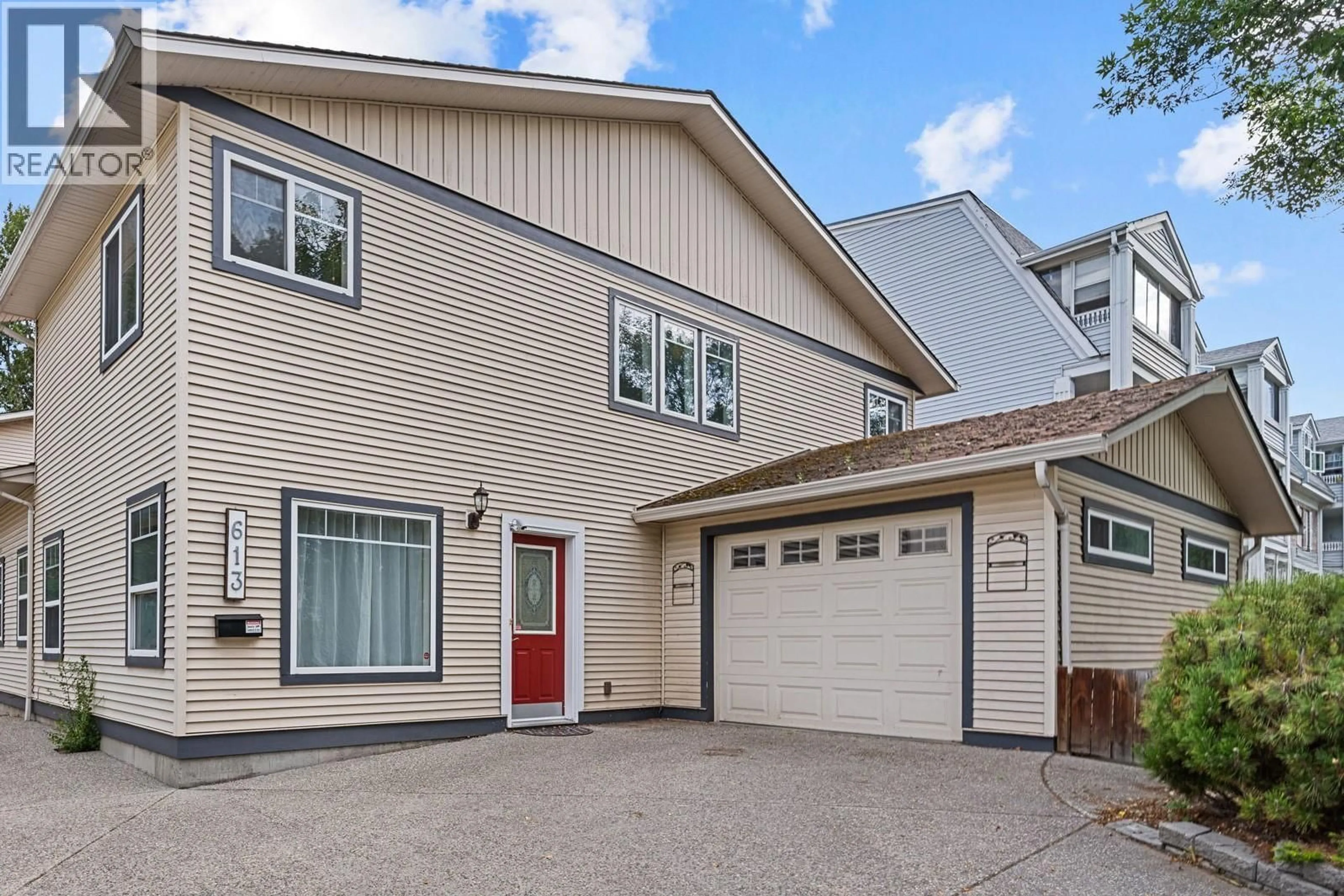 Home with vinyl exterior material, street for 613 SUTHERLAND AVENUE, Kelowna British Columbia V1Y5X3