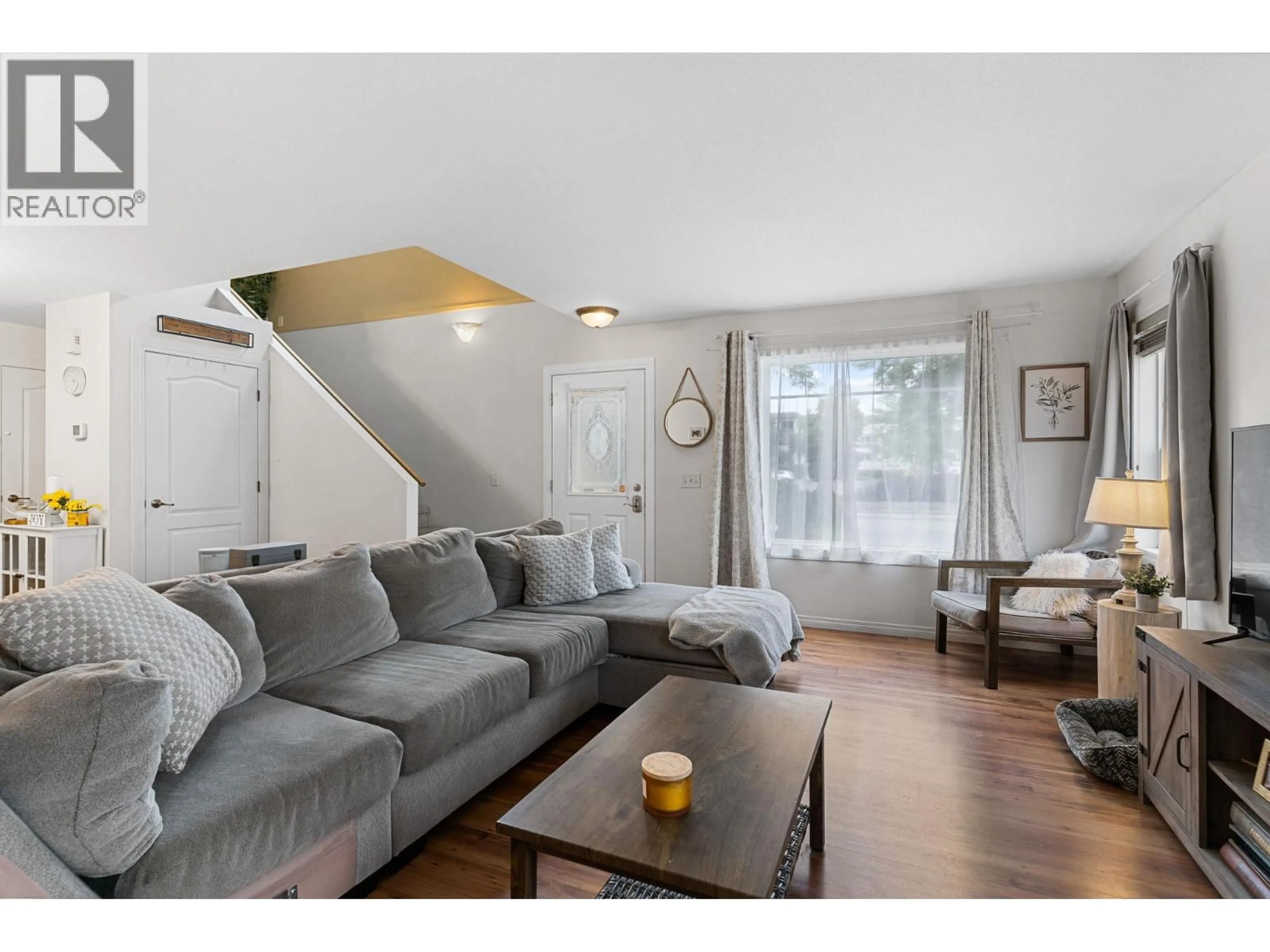 Living room with furniture, unknown for 613 SUTHERLAND AVENUE, Kelowna British Columbia V1Y5X3