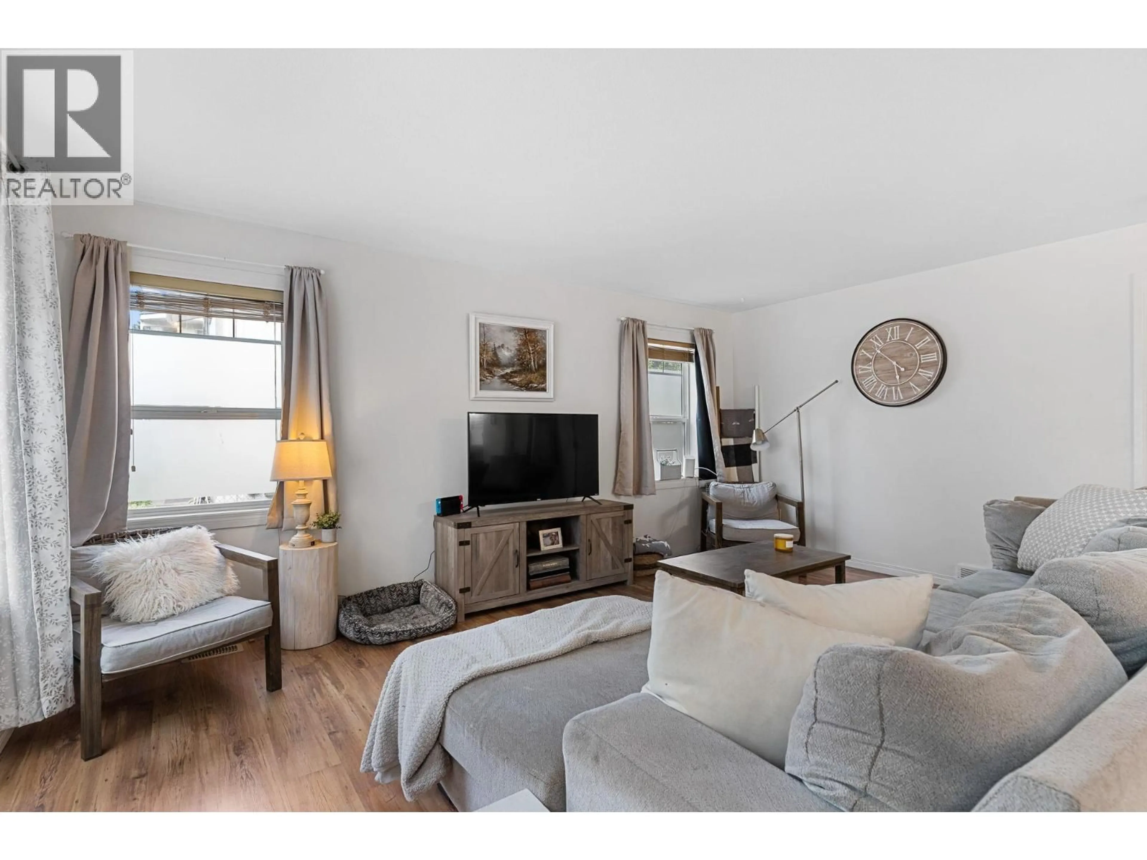 Living room with furniture, wood/laminate floor for 613 SUTHERLAND AVENUE, Kelowna British Columbia V1Y5X3
