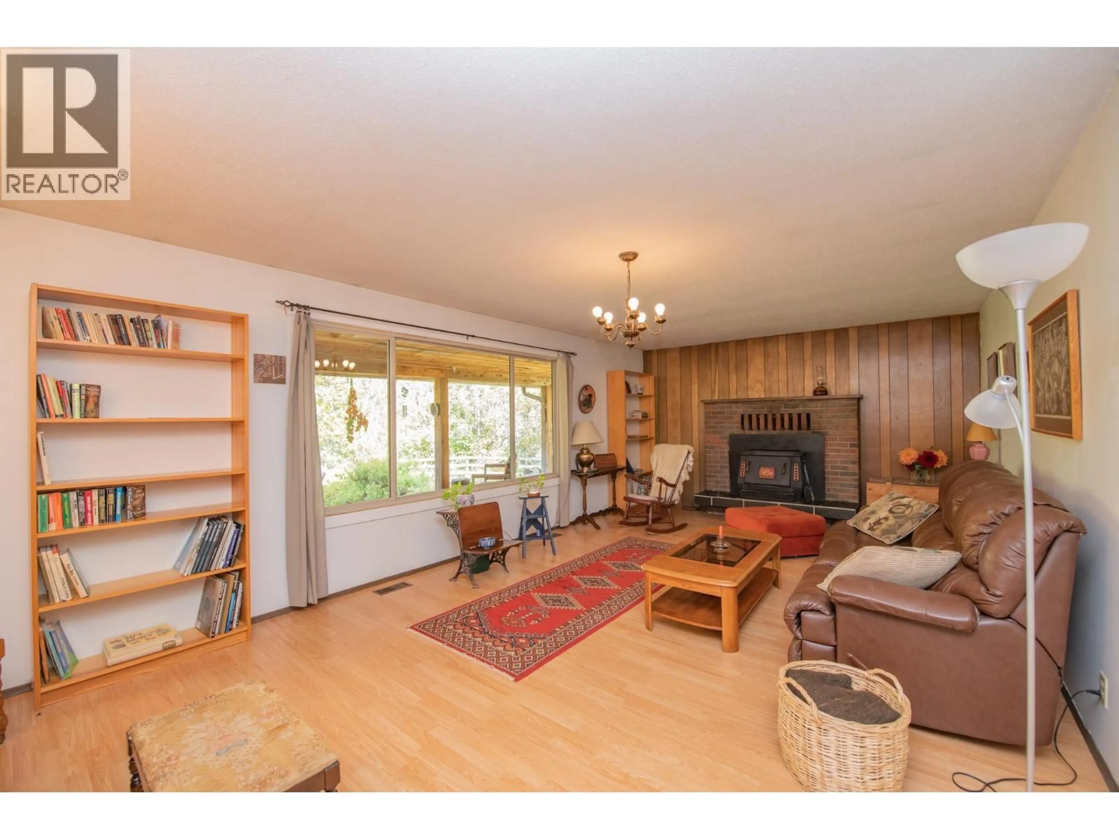 Living room with furniture, wood/laminate floor for 3144 CREIGHTON VALLEY ROAD, Cherryville British Columbia V0E2G3