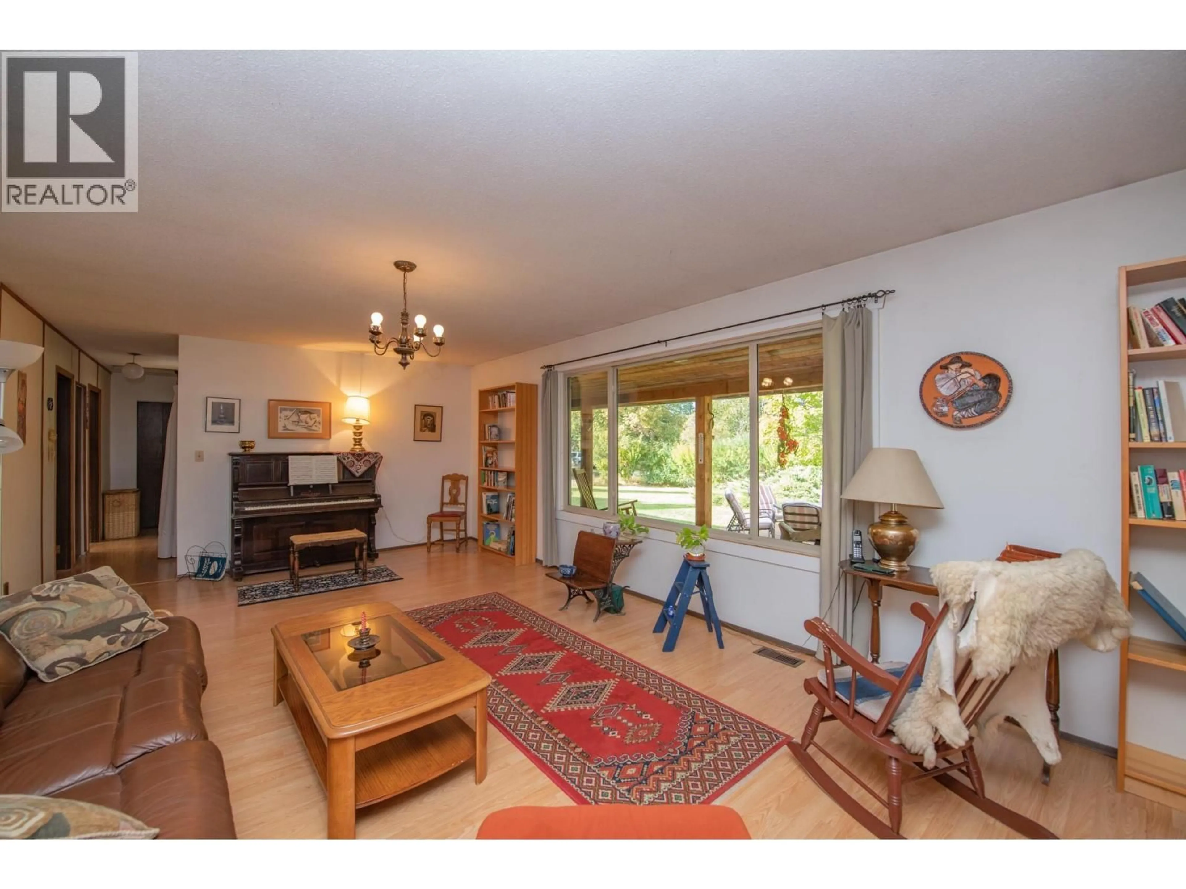 Living room with furniture, unknown for 3144 CREIGHTON VALLEY ROAD, Cherryville British Columbia V0E2G3