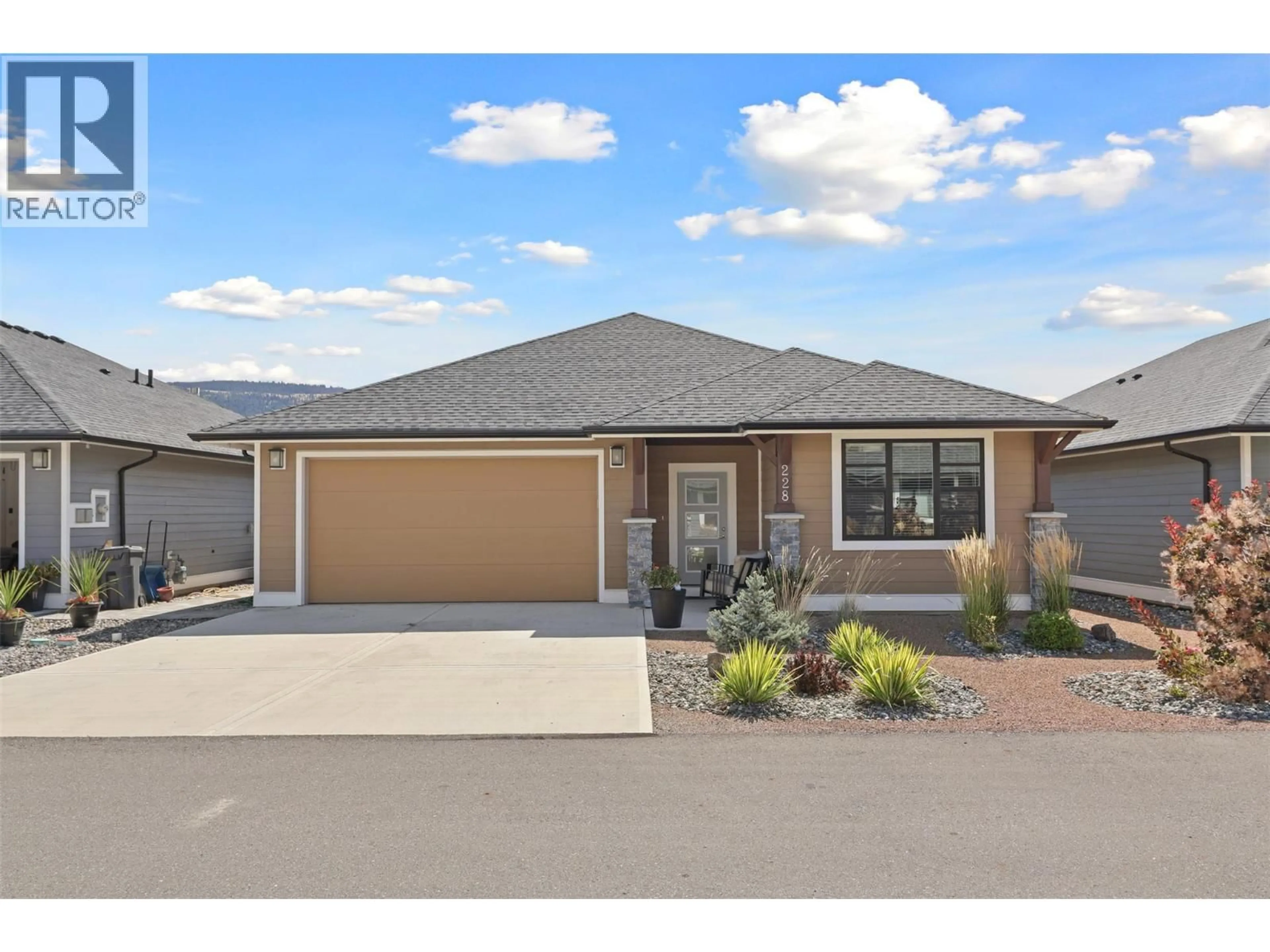 Home with vinyl exterior material, street for 228 - 641 SHUSWAP ROAD, Kamloops British Columbia V2H0E2