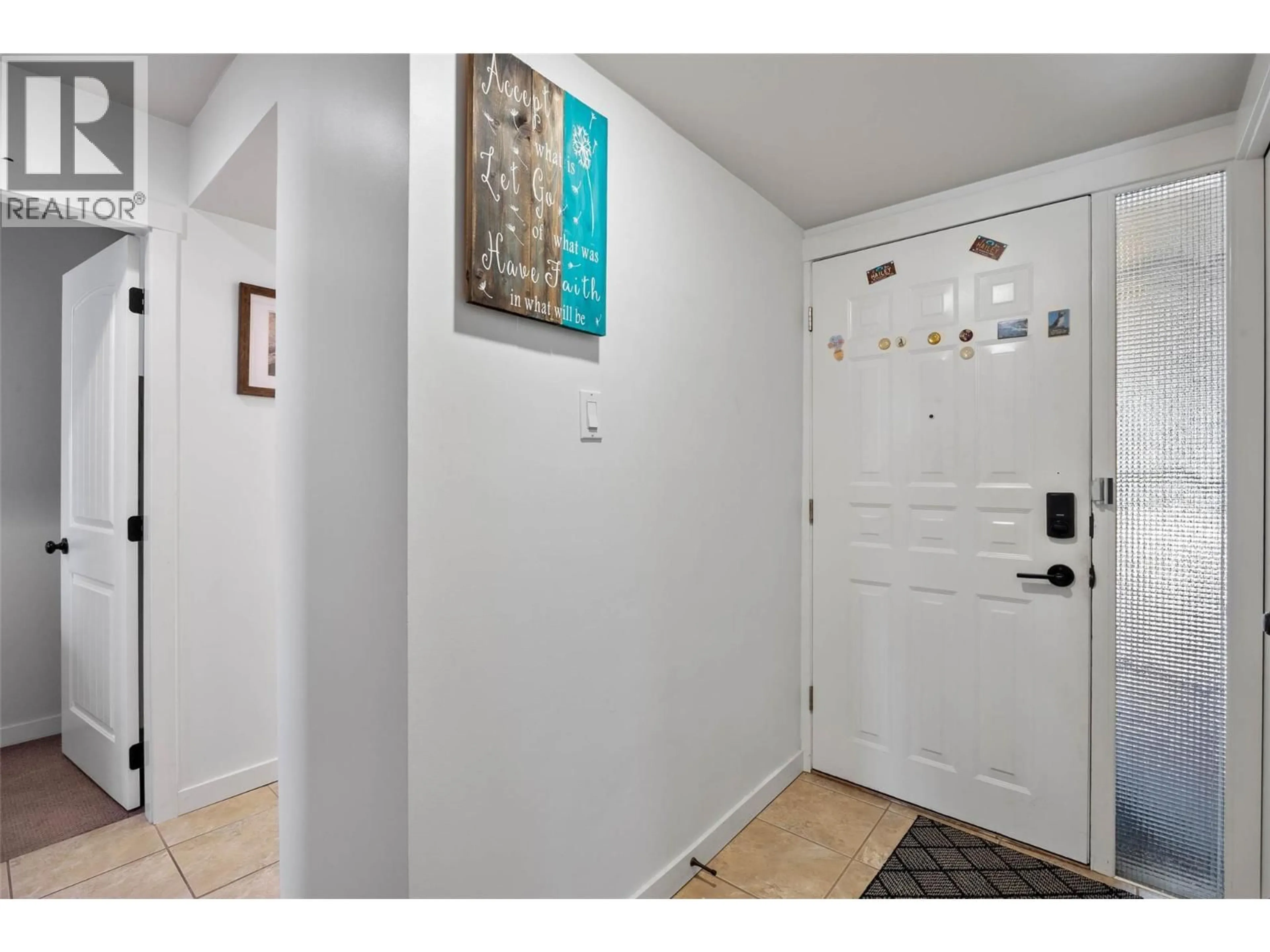 Indoor entryway for 17 - 137 MCGILL ROAD, Kamloops British Columbia V1L2B3
