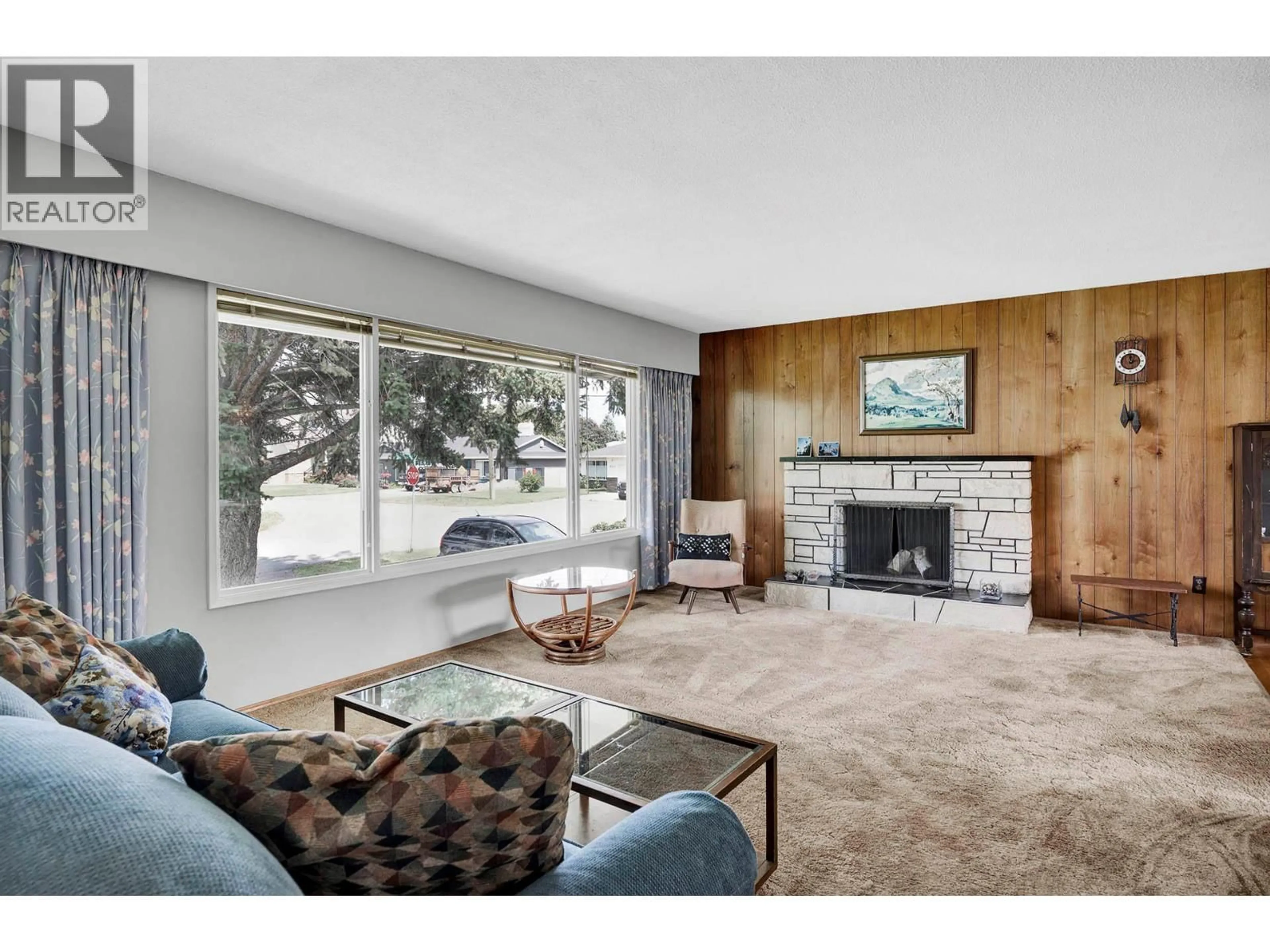 Living room with furniture, unknown for 2311 GLENVIEW AVENUE, Kamloops British Columbia V2B4L3