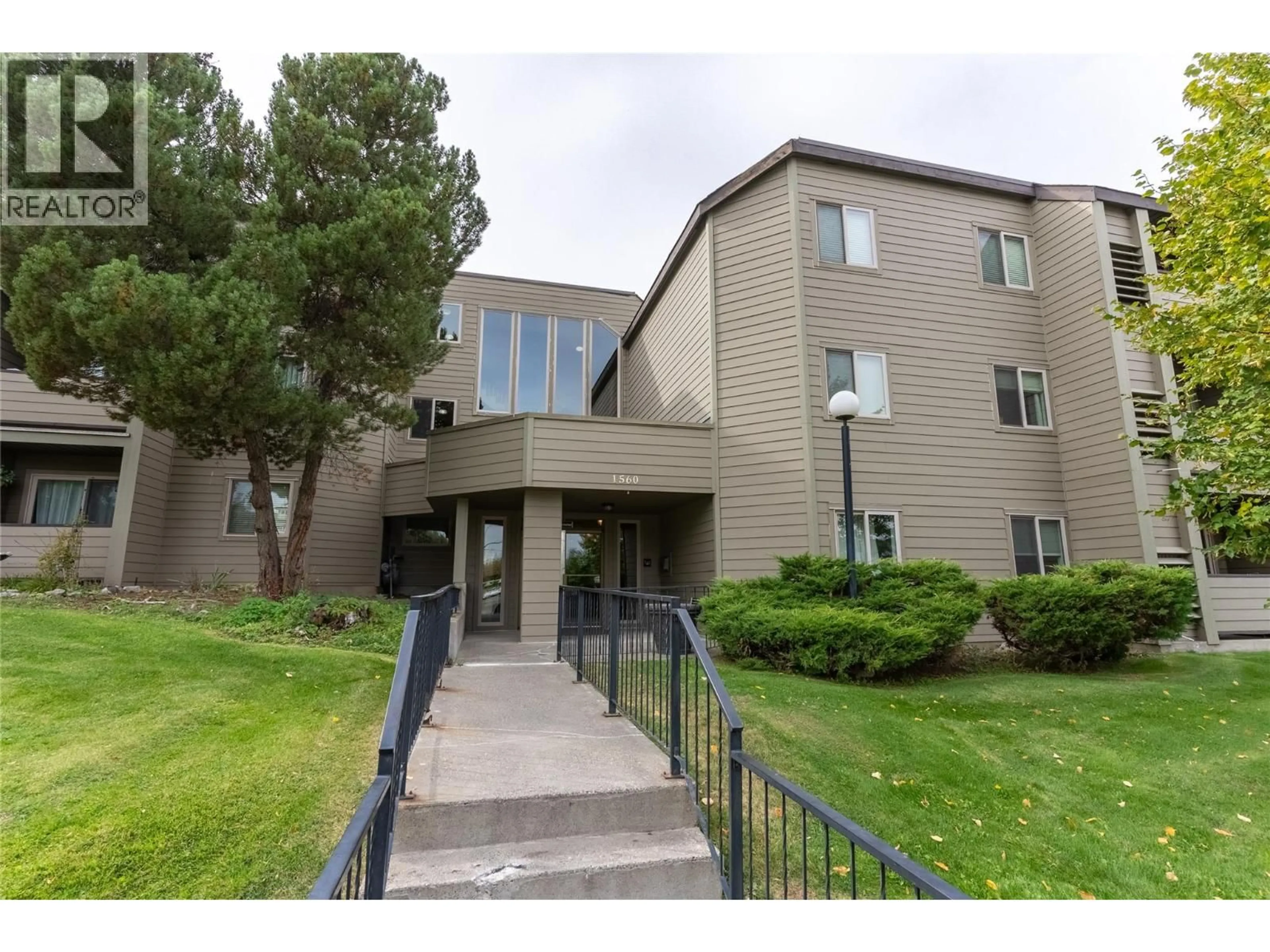 Indoor foyer for 225 - 1560 SUMMIT DRIVE, Kamloops British Columbia V2C1R5