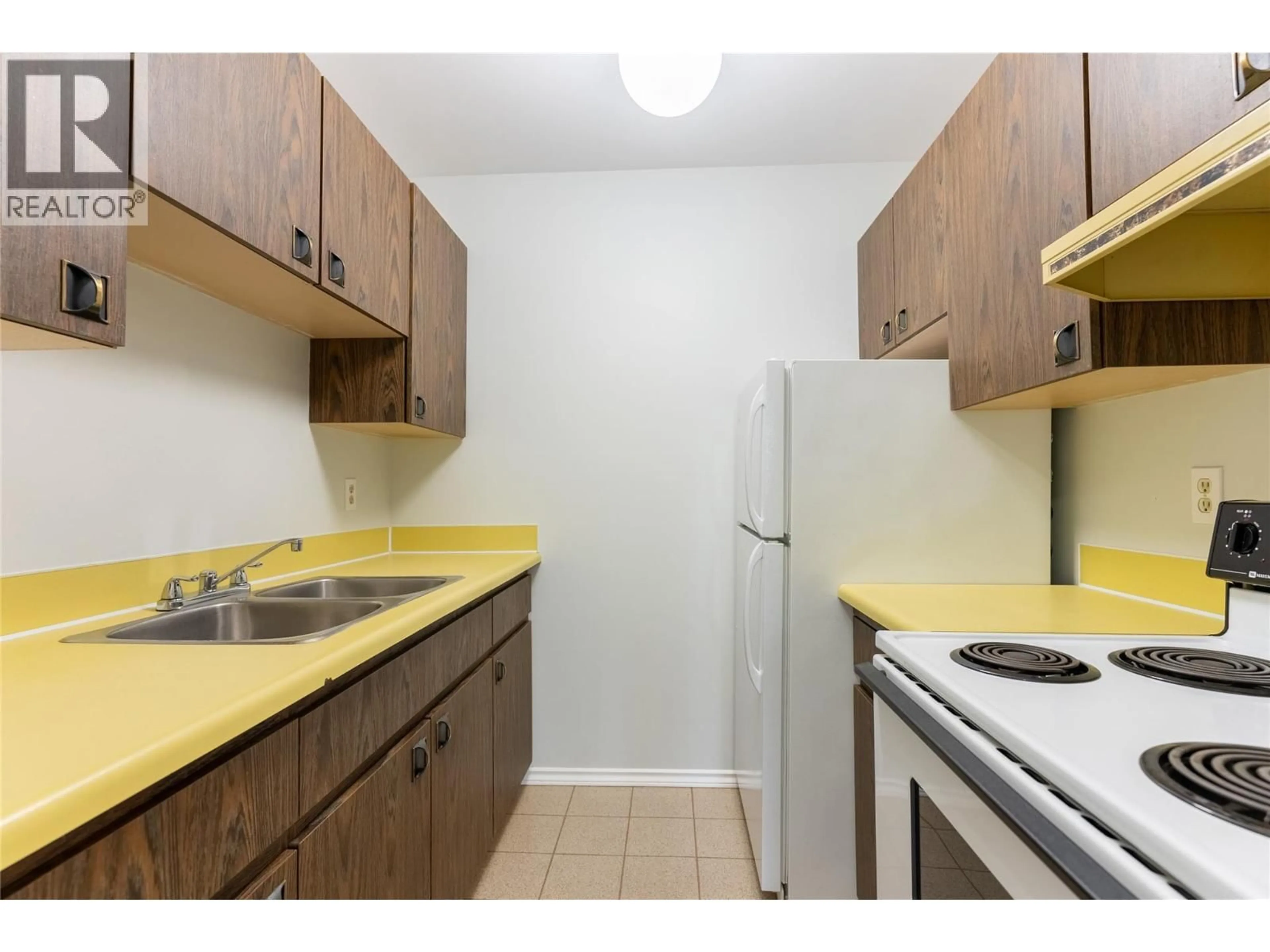 Standard kitchen, unknown for 225 - 1560 SUMMIT DRIVE, Kamloops British Columbia V2C1R5