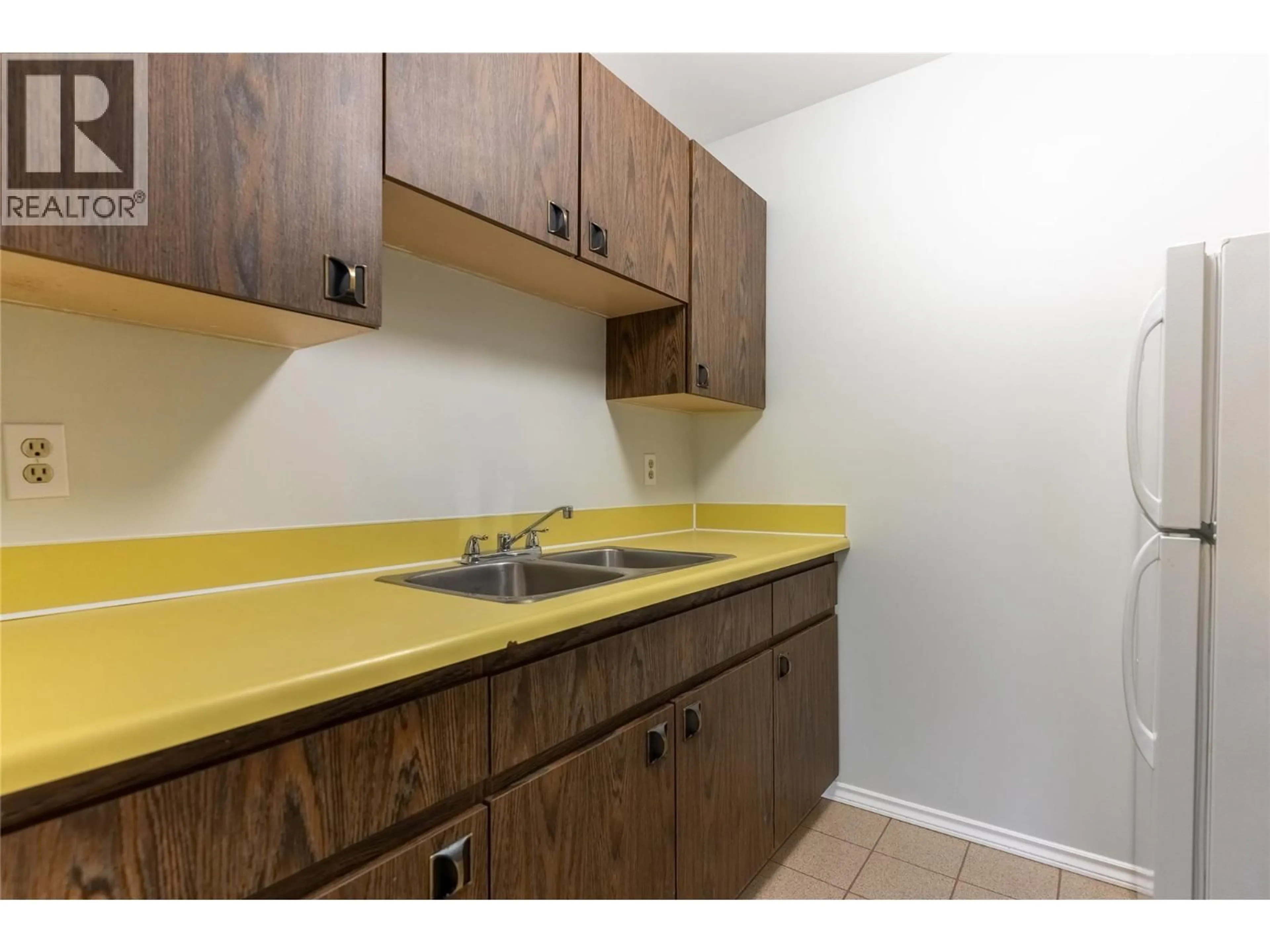 Standard kitchen, unknown for 225 - 1560 SUMMIT DRIVE, Kamloops British Columbia V2C1R5
