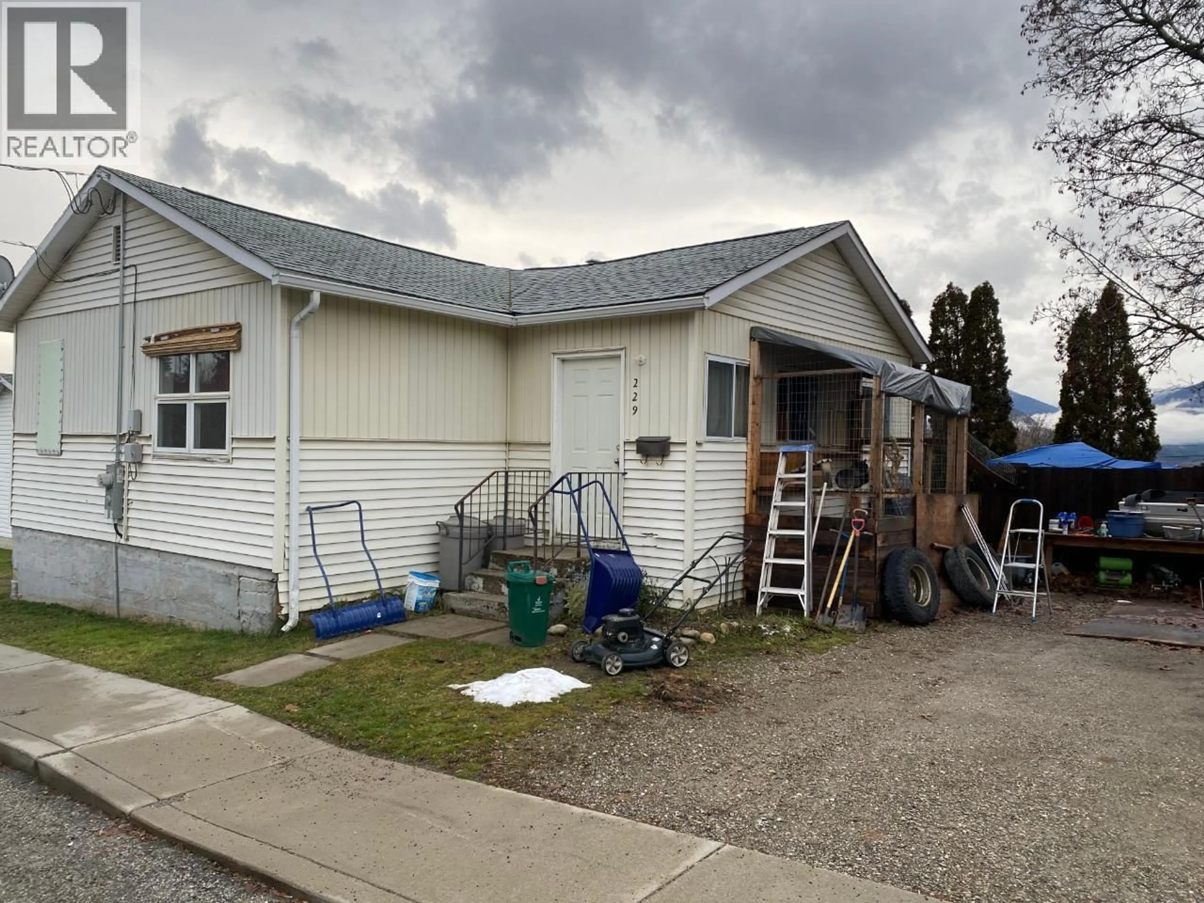 Home with vinyl exterior material, building for 229 9TH  S AVENUE, Creston British Columbia V0B1G3