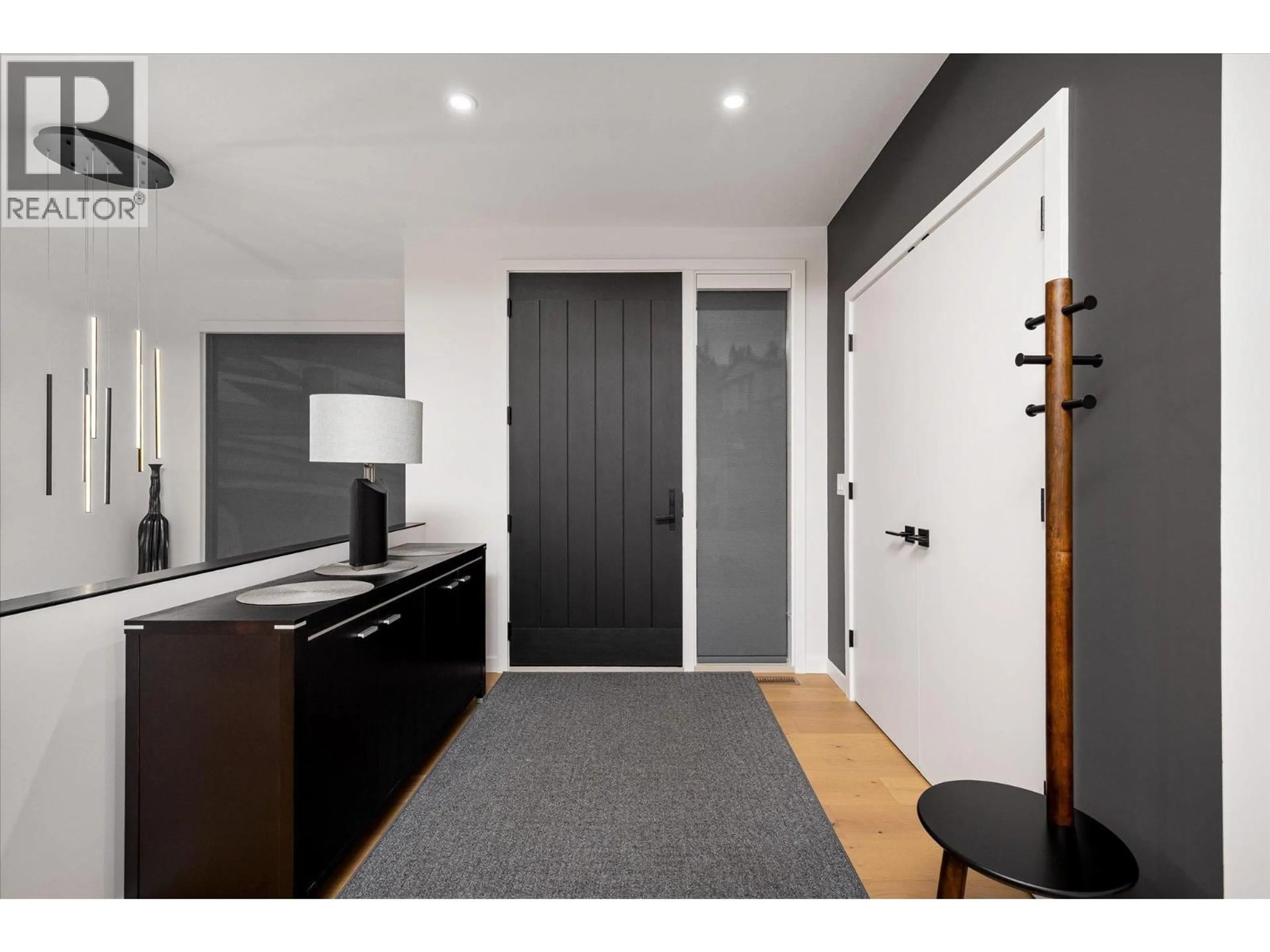 Indoor entryway for 17499 SANBORN STREET, Summerland British Columbia V0H1Z0