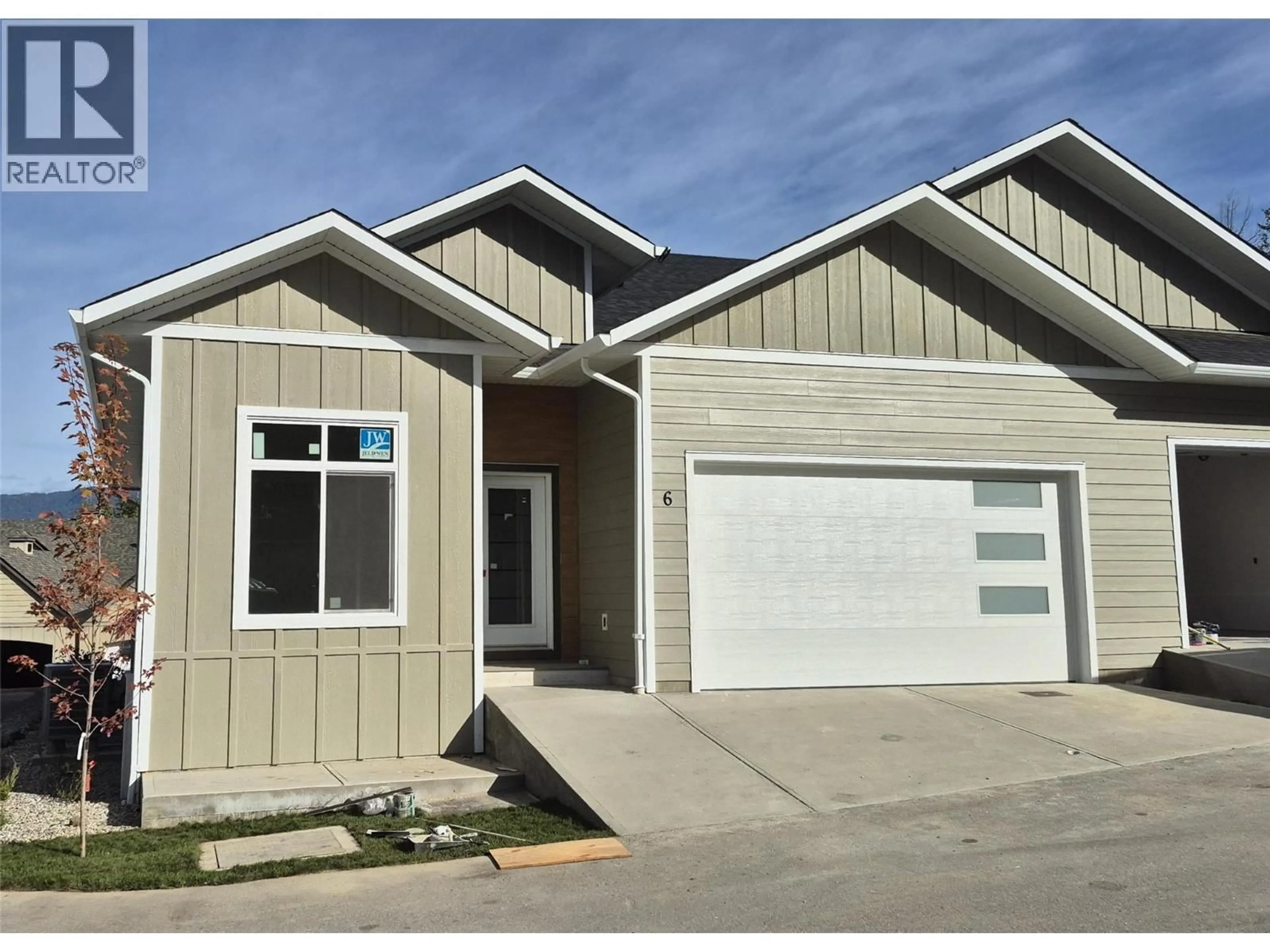 Home with vinyl exterior material, street for 6 - 231 20 STREET NORTHEAST, Salmon Arm British Columbia V1E2Z7