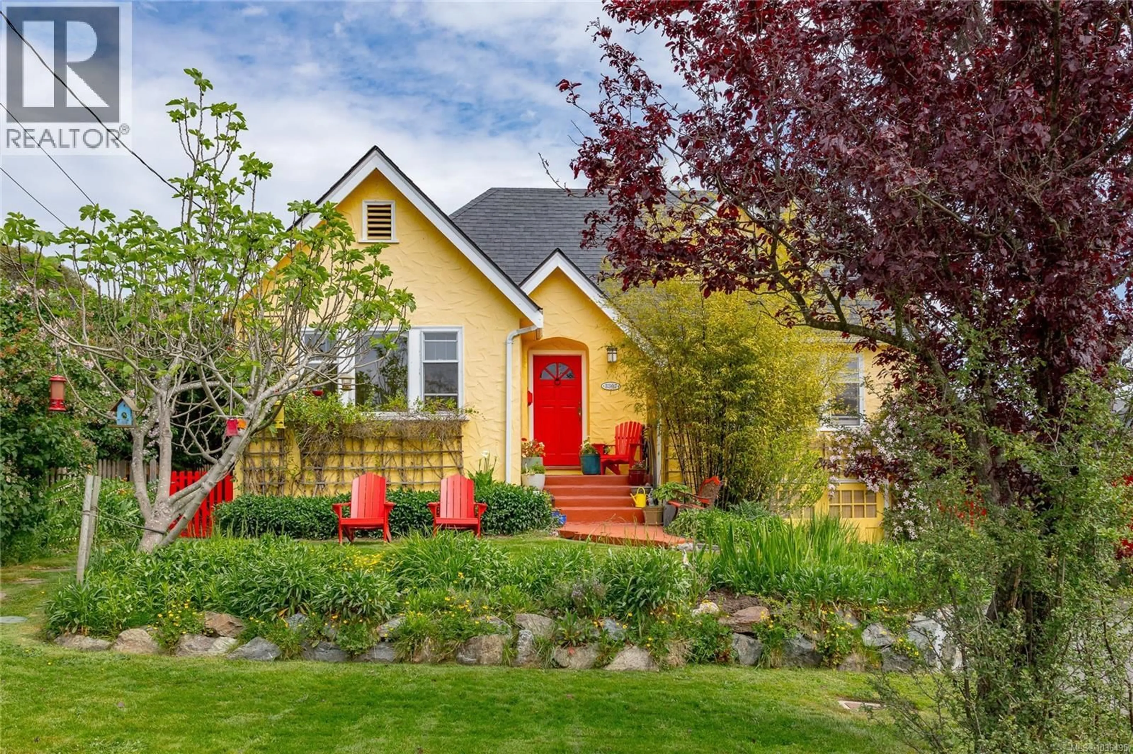 Home with vinyl exterior material, street for 3307 DONCASTER ROAD, Saanich British Columbia V8P3V7