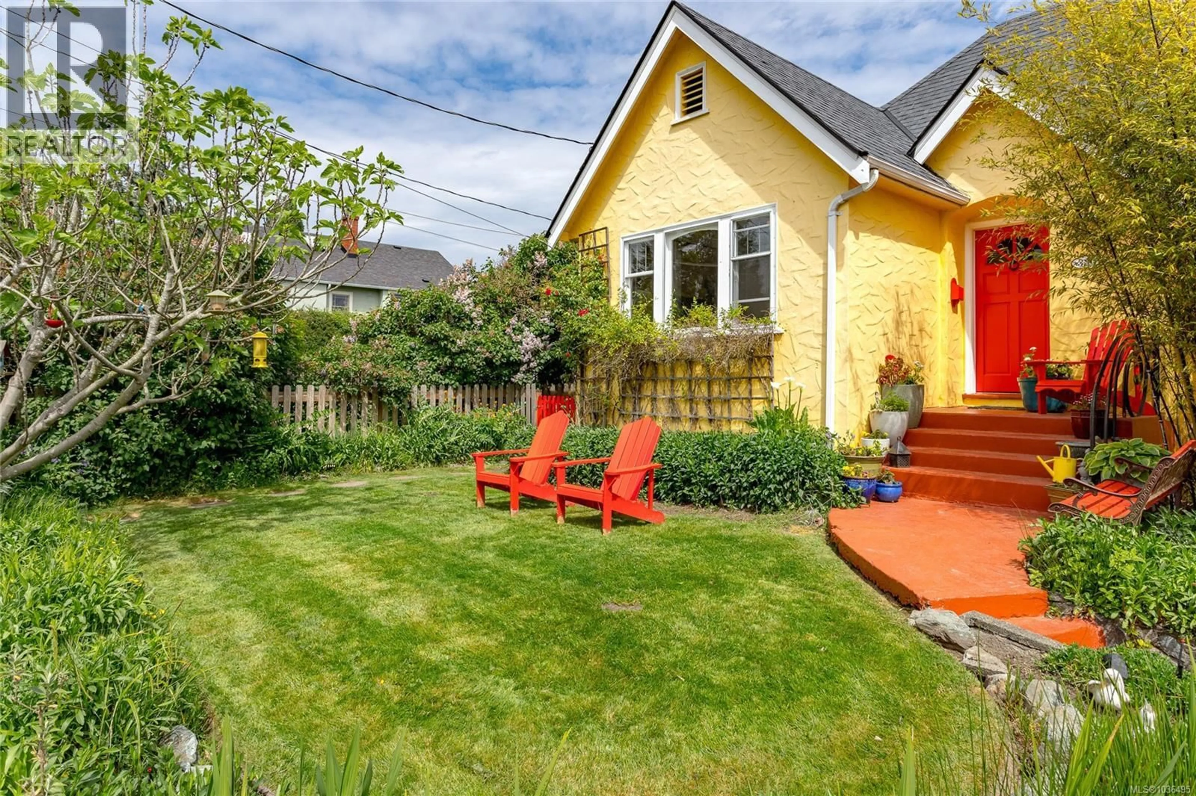 Patio, street for 3307 DONCASTER ROAD, Saanich British Columbia V8P3V7