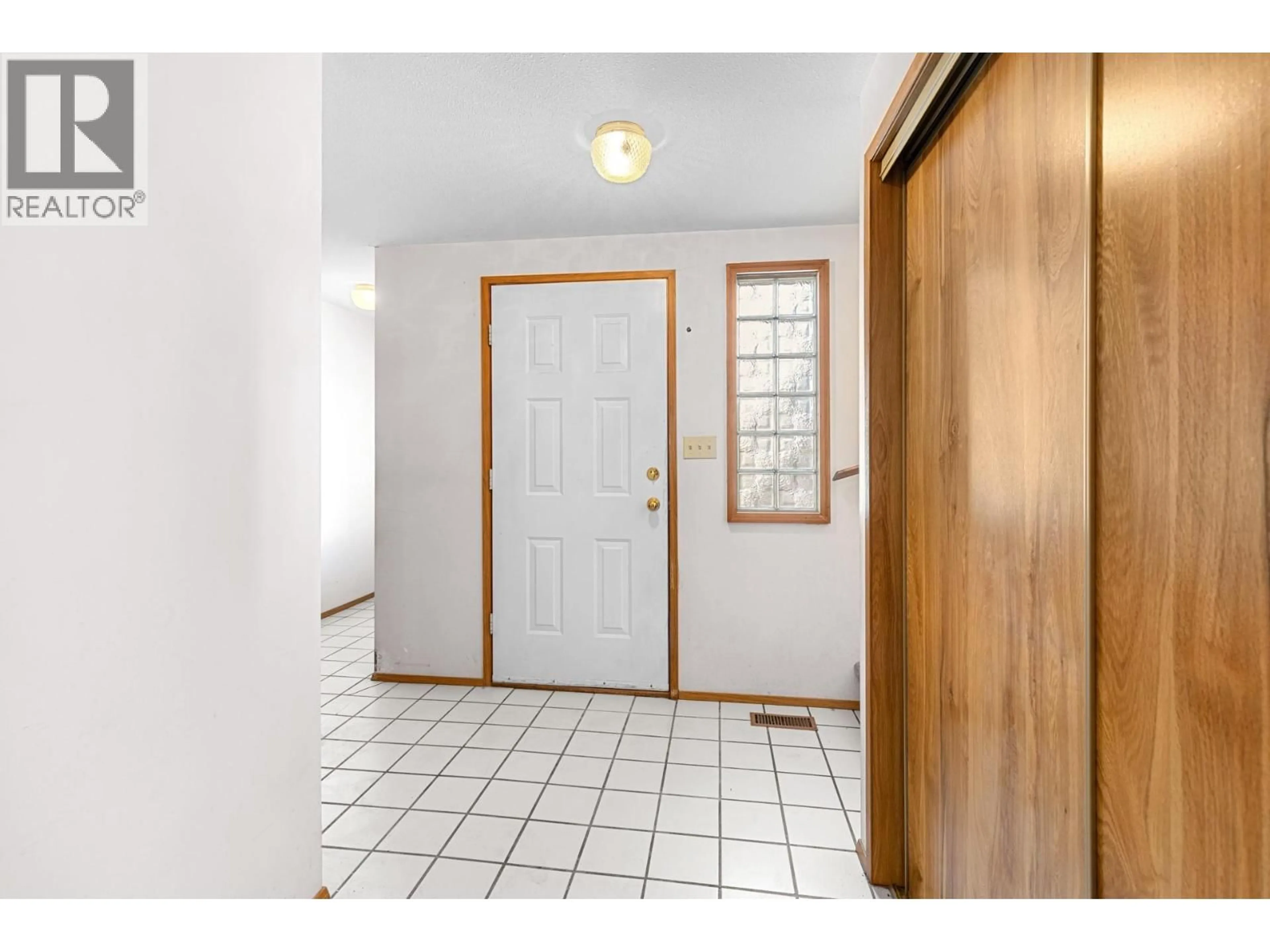Indoor entryway for 320 MOUBRAY ROAD, Kelowna British Columbia V1V1R5