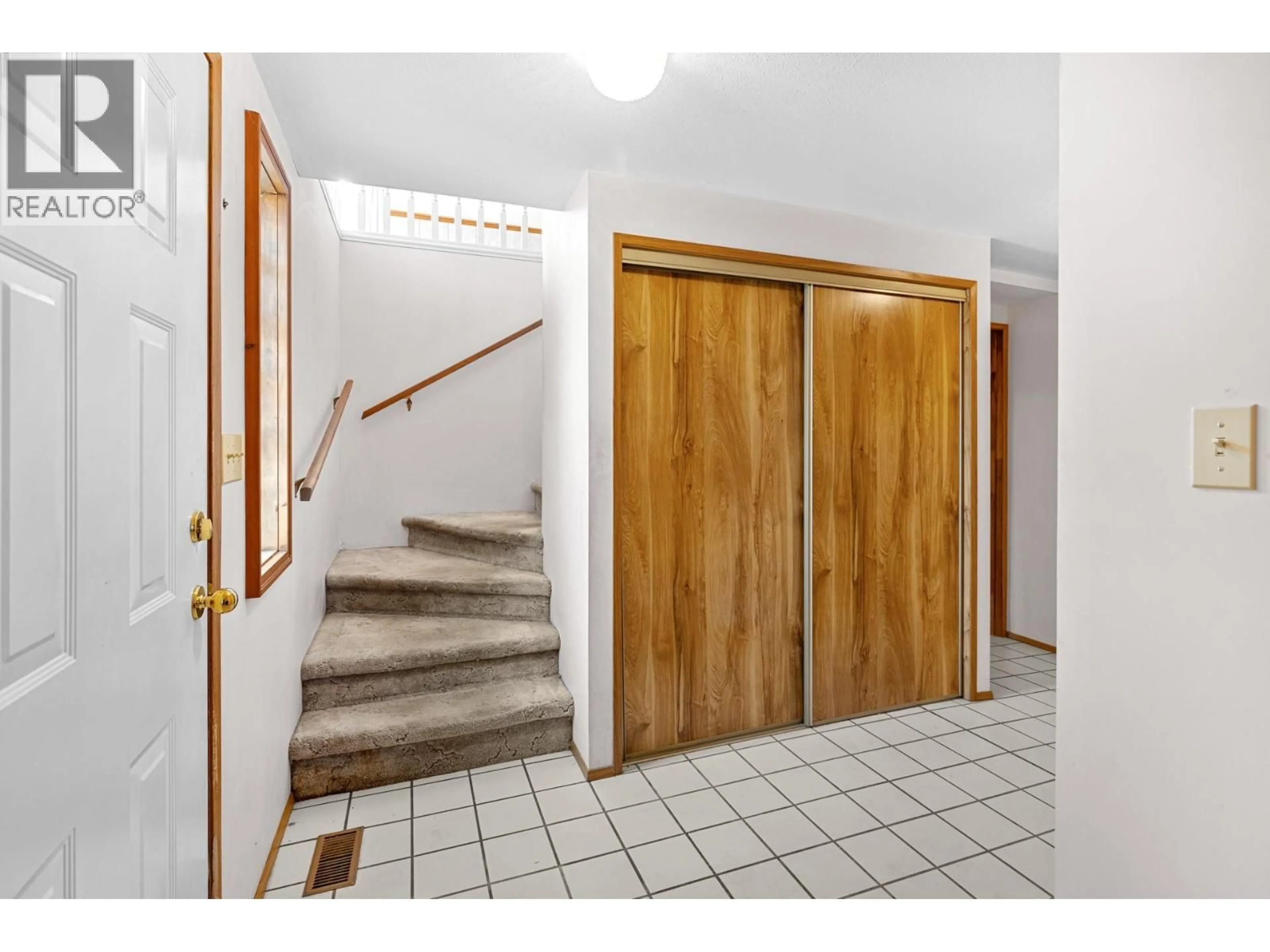 Indoor entryway for 320 MOUBRAY ROAD, Kelowna British Columbia V1V1R5