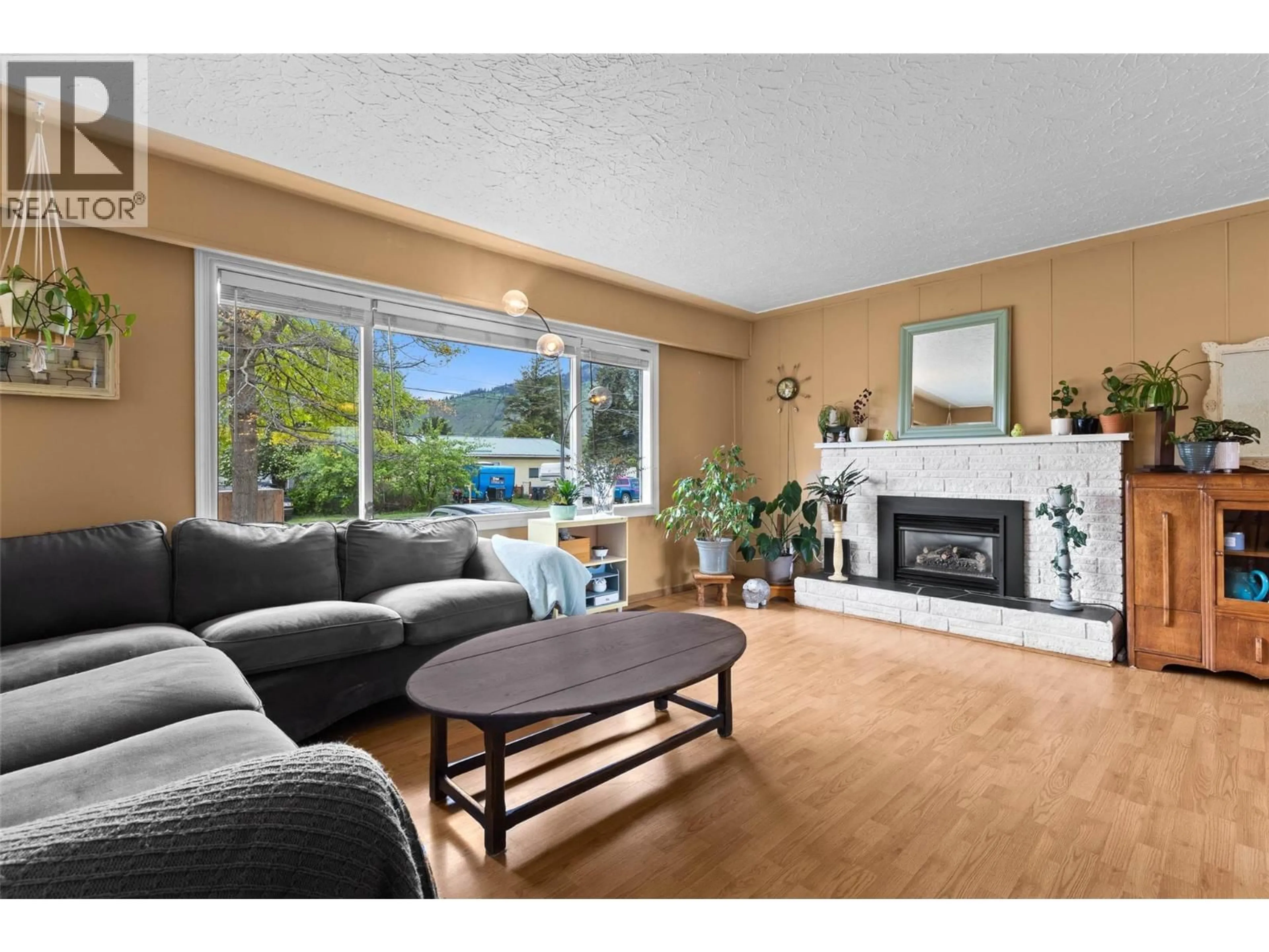 Living room with furniture, wood/laminate floor for 229 BIRCH STREET, Chase British Columbia V0E1M0