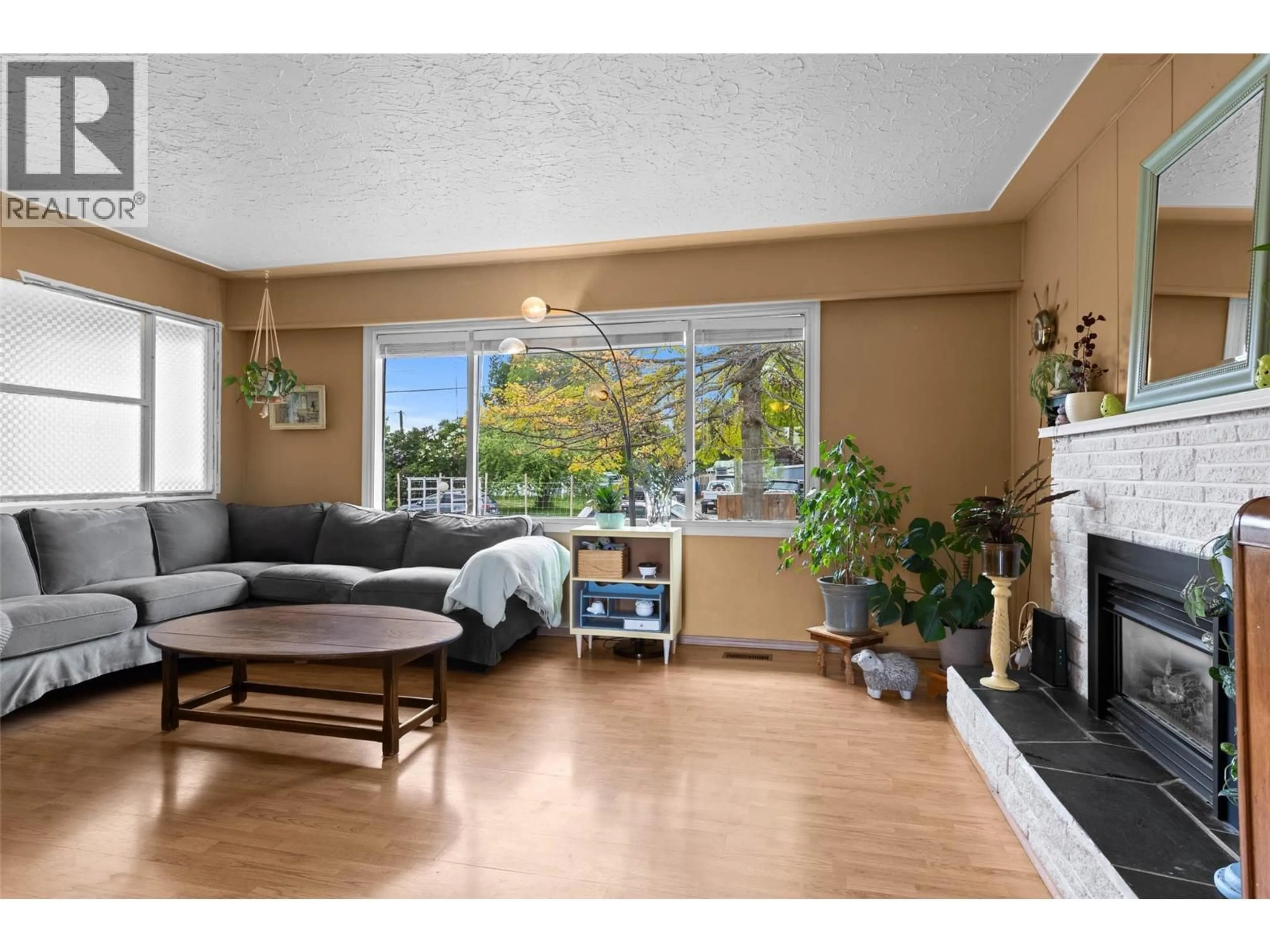 Living room with furniture, unknown for 229 BIRCH STREET, Chase British Columbia V0E1M0
