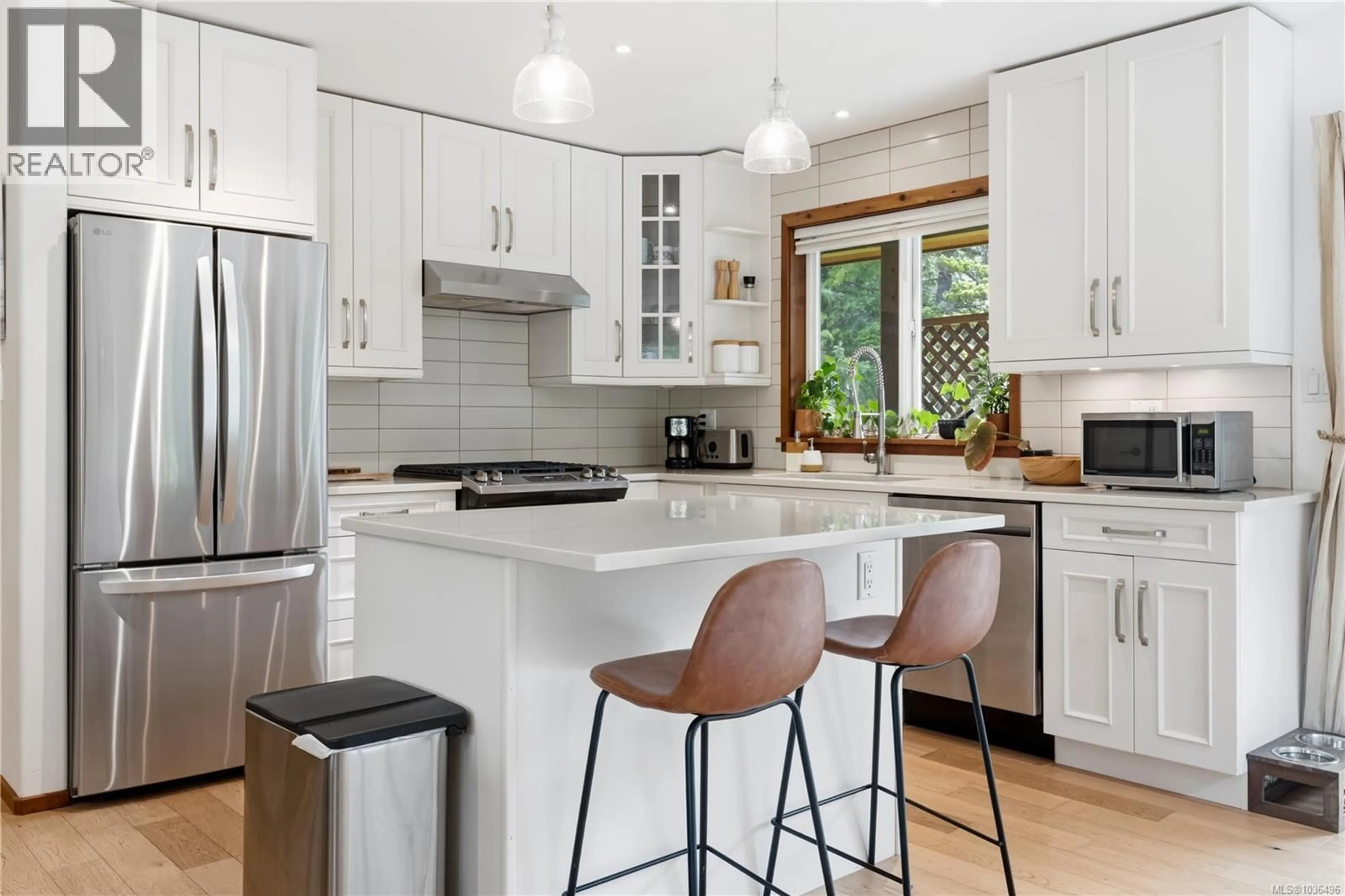Contemporary kitchen, unknown for 75 SUTTON ROAD, Ucluelet British Columbia V0R3A0