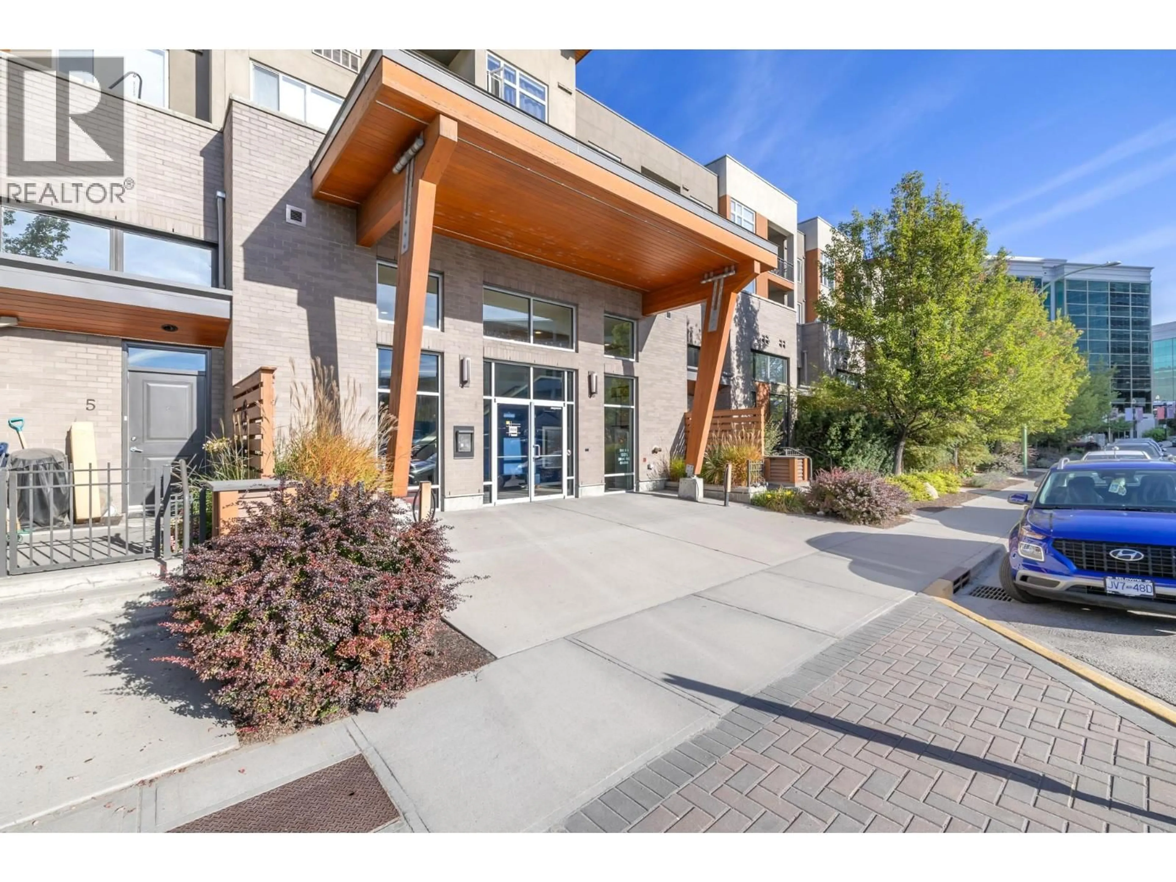 Indoor foyer for 406 - 1550 DICKSON AVENUE, Kelowna British Columbia V1Y9Y8